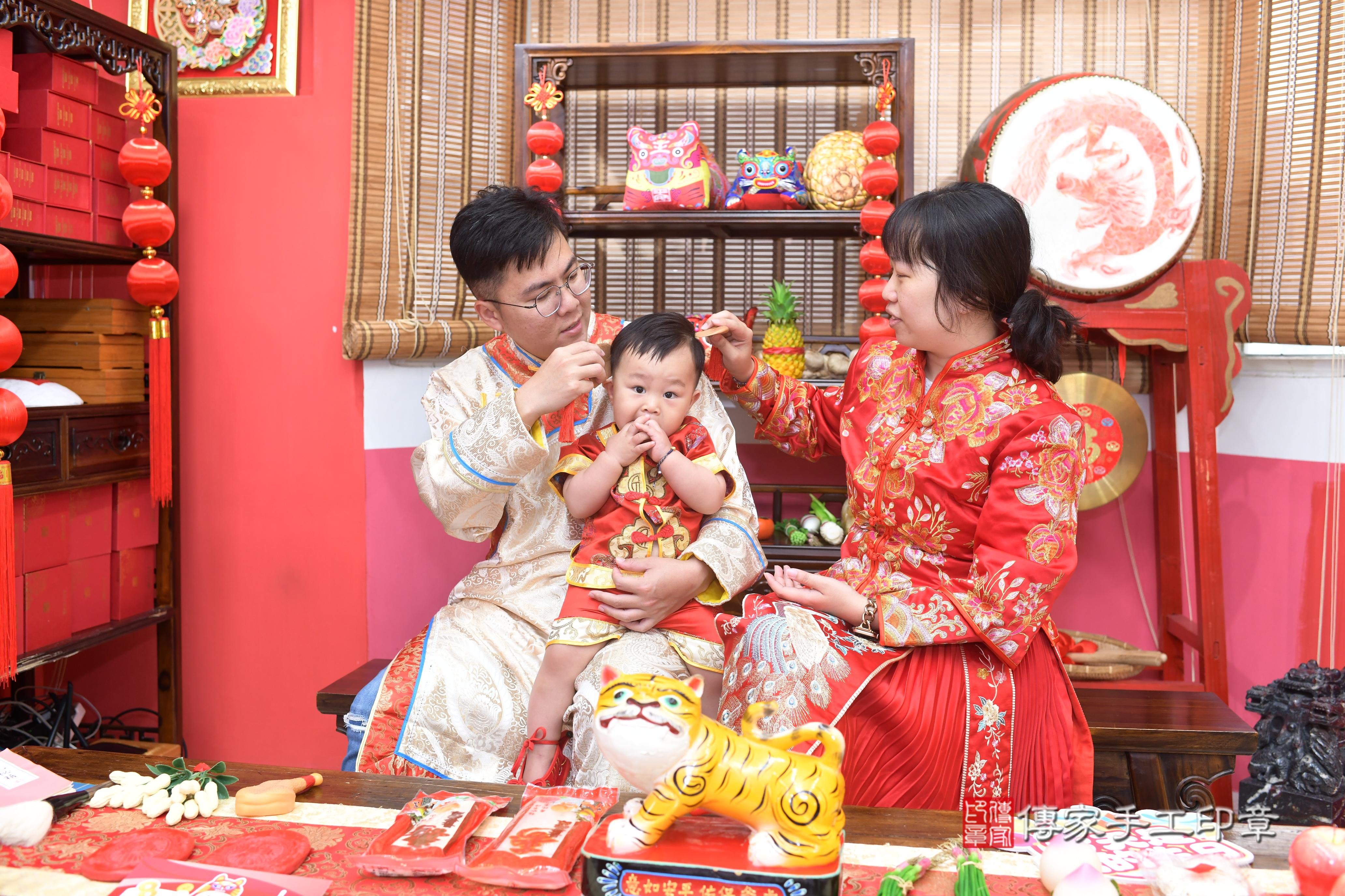 傳家手工印章高雄店、抓周、度脺、中國風會場、傳家嬰兒古禮、吉祥話、抓周道具物品24種、拍照。抓周證書。寶寶抓周、滿周歲、生日快樂、祝福