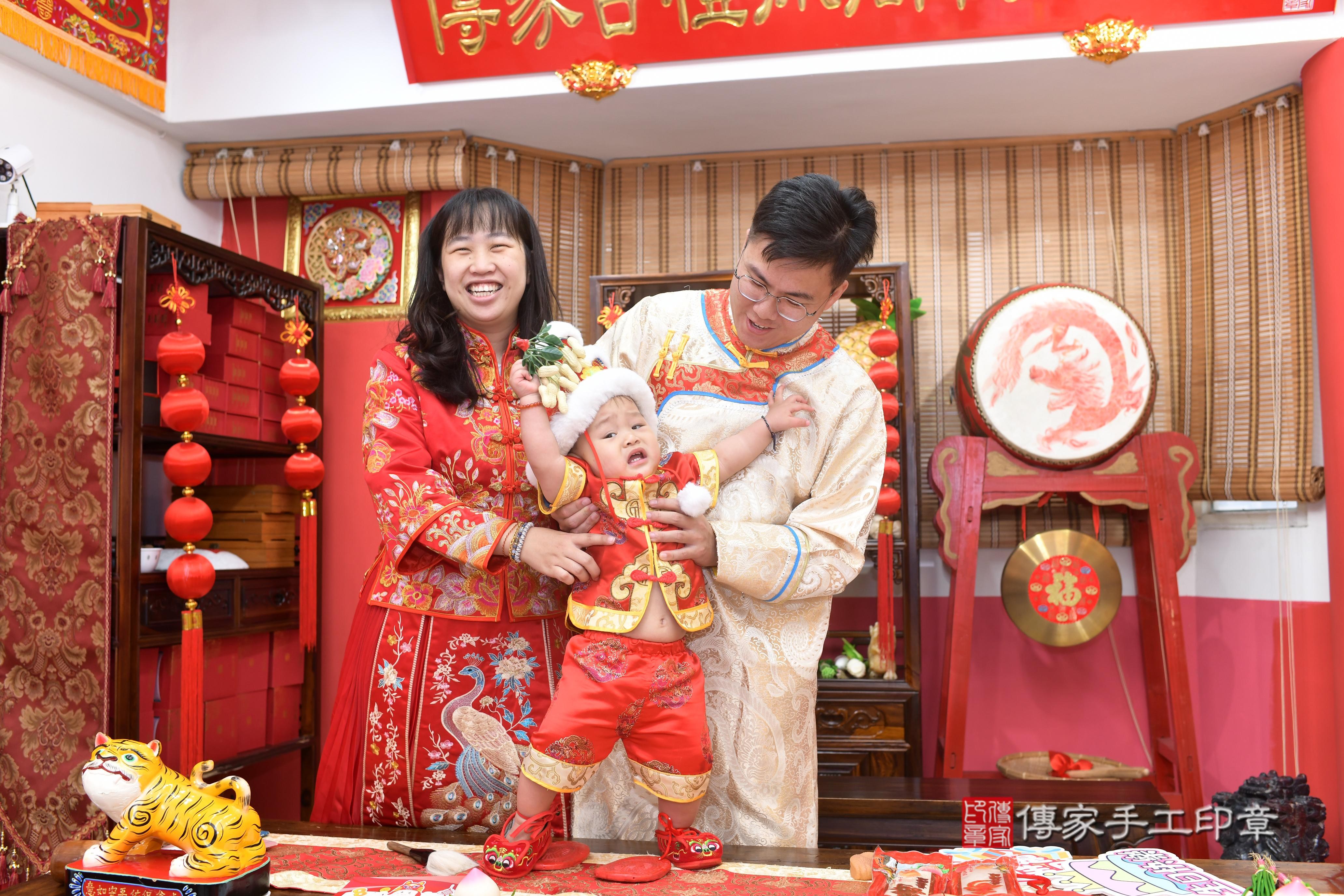 傳家手工印章高雄店、抓周、度脺、中國風會場、傳家嬰兒古禮、吉祥話、抓周道具物品24種、拍照。抓周證書。寶寶抓周、滿周歲、生日快樂、祝福