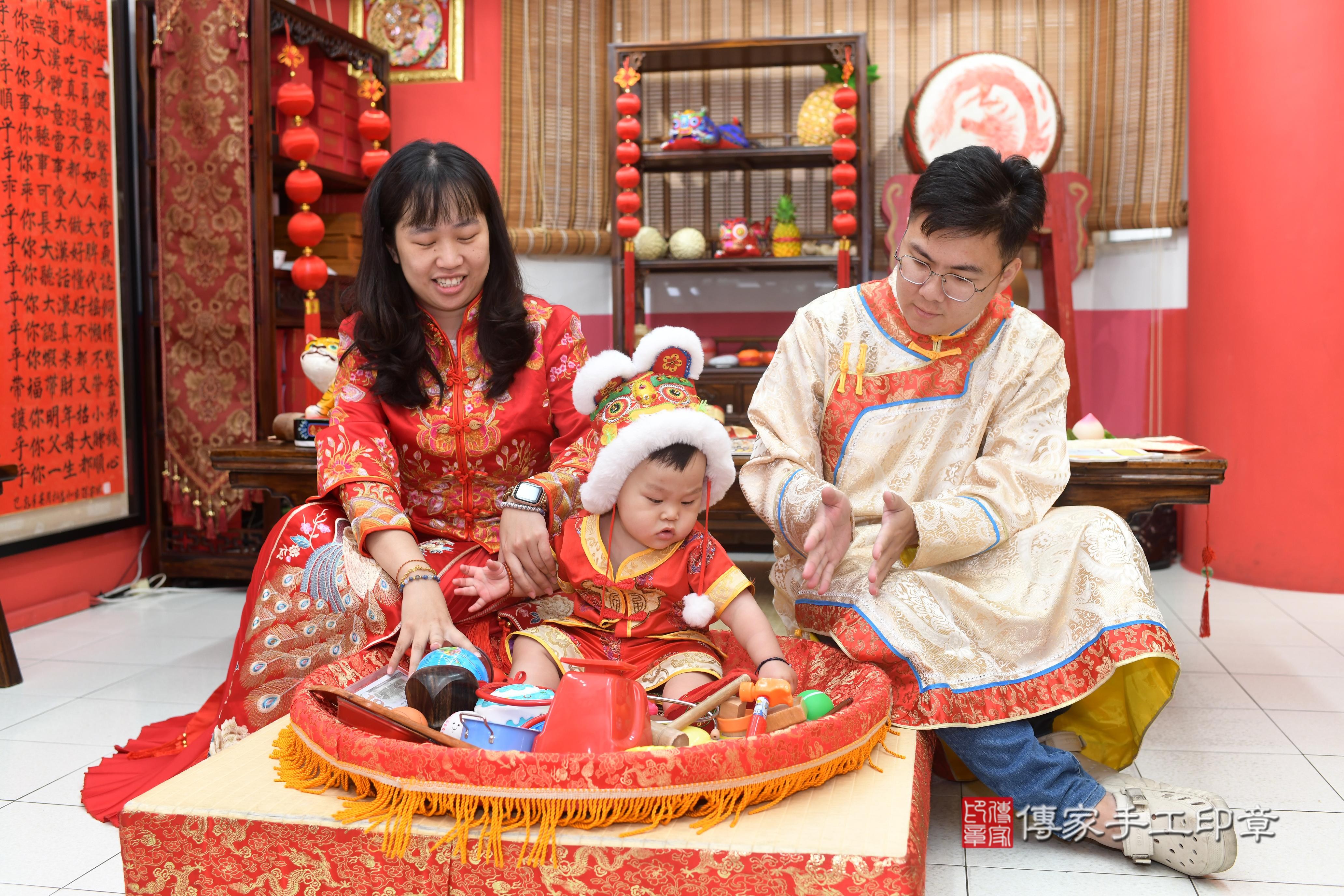 傳家手工印章高雄店、抓周、度脺、中國風會場、傳家嬰兒古禮、吉祥話、抓周道具物品24種、拍照。抓周證書。寶寶抓周、滿周歲、生日快樂、祝福