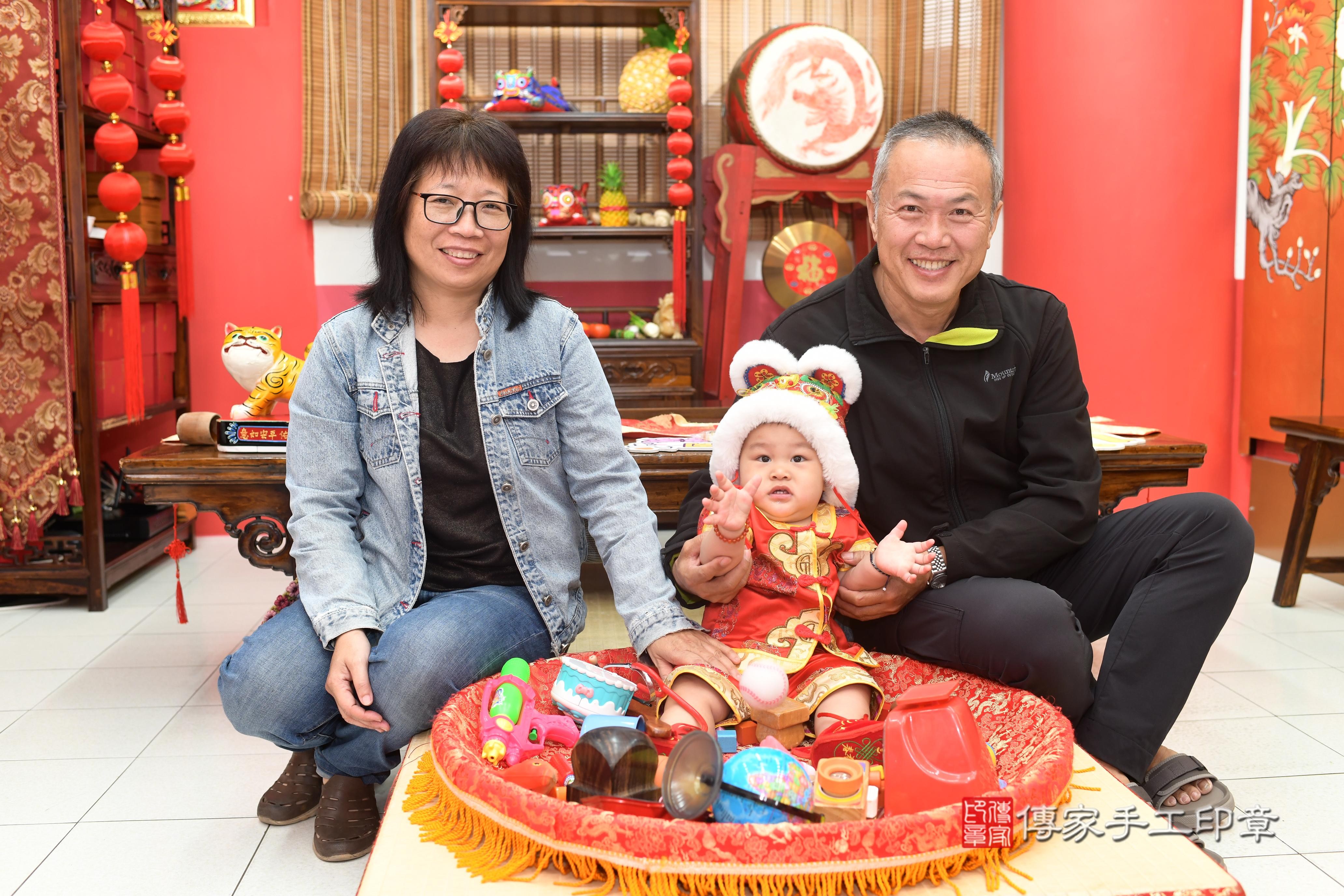 傳家手工印章高雄店、抓周、度脺、中國風會場、傳家嬰兒古禮、吉祥話、抓周道具物品24種、拍照。抓周證書。寶寶抓周、滿周歲、生日快樂、祝福