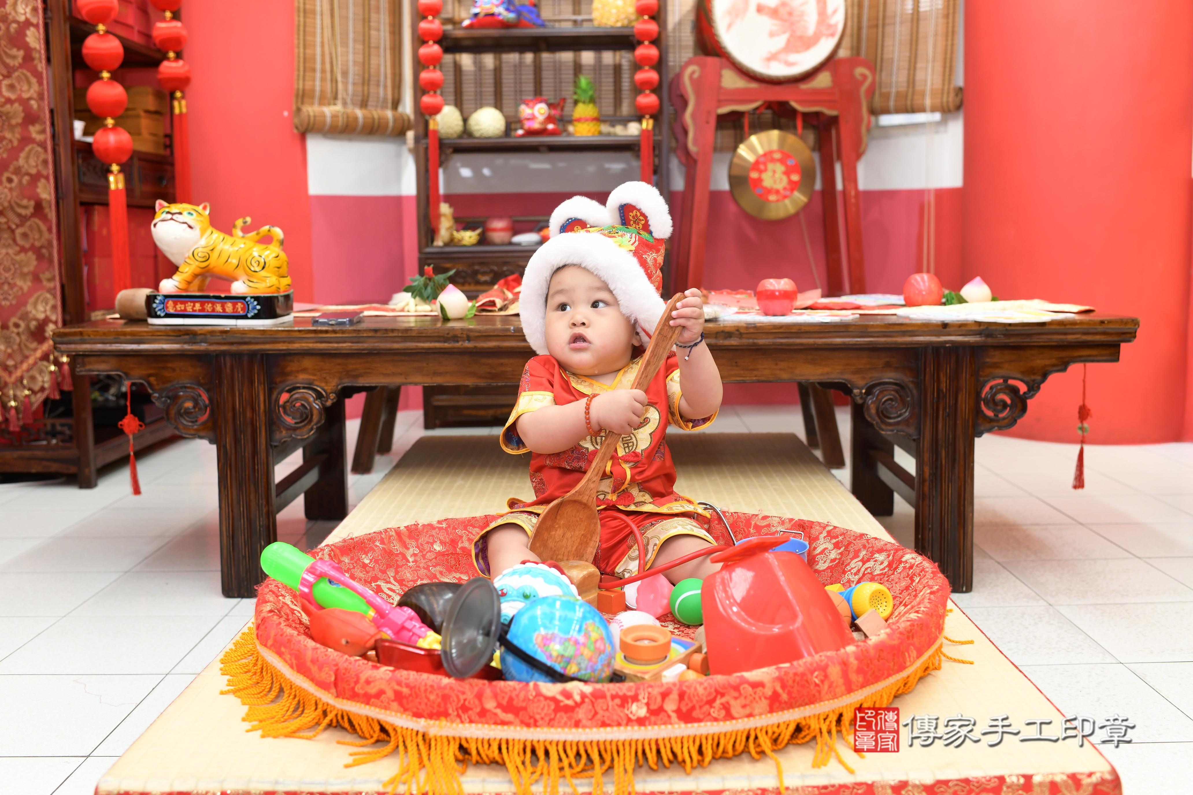 傳家手工印章高雄店、抓周、度脺、中國風會場、傳家嬰兒古禮、吉祥話、抓周道具物品24種、拍照。抓周證書。寶寶抓周、滿周歲、生日快樂、祝福