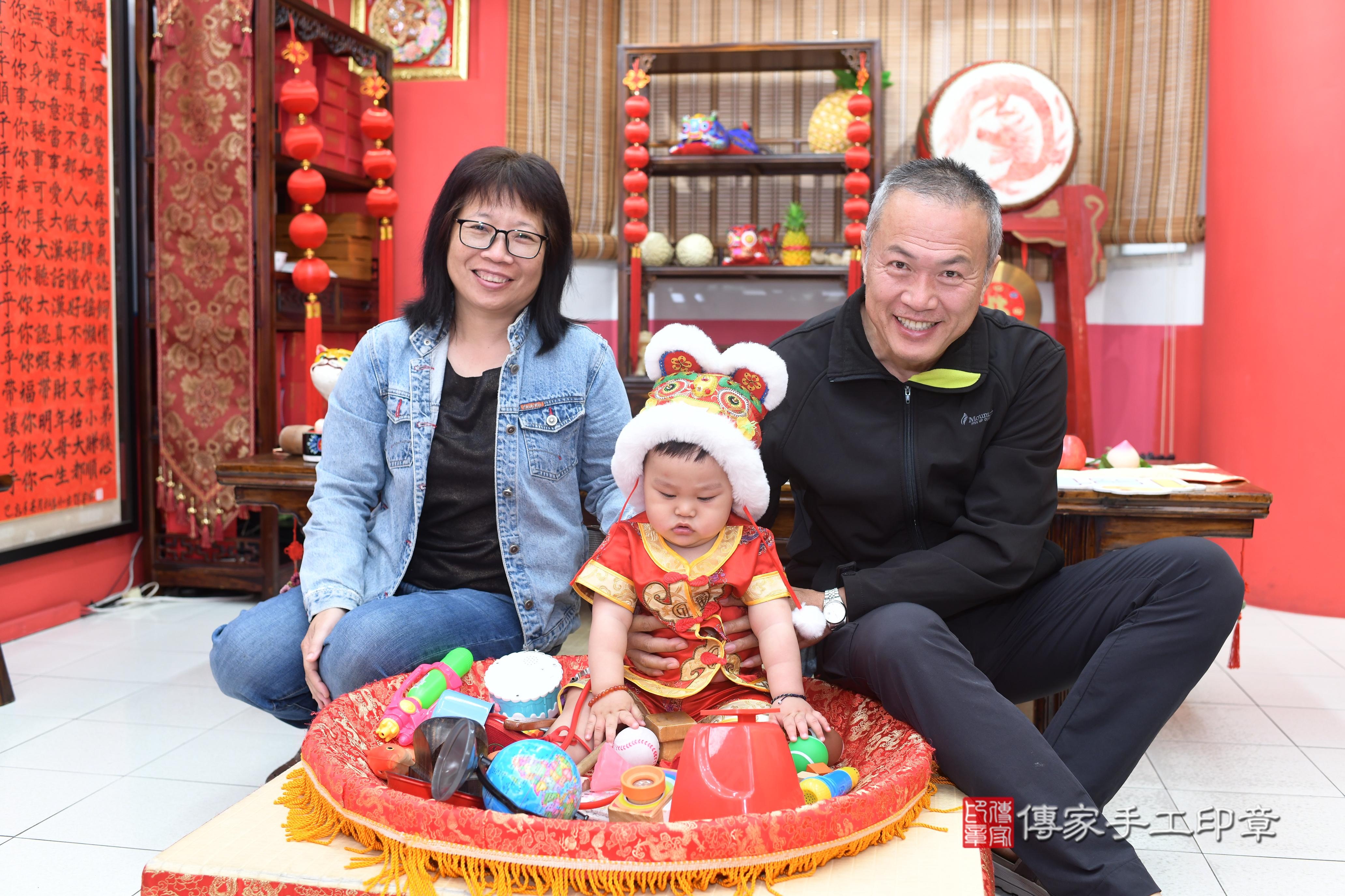 傳家手工印章高雄店、抓周、度脺、中國風會場、傳家嬰兒古禮、吉祥話、抓周道具物品24種、拍照。抓周證書。寶寶抓周、滿周歲、生日快樂、祝福