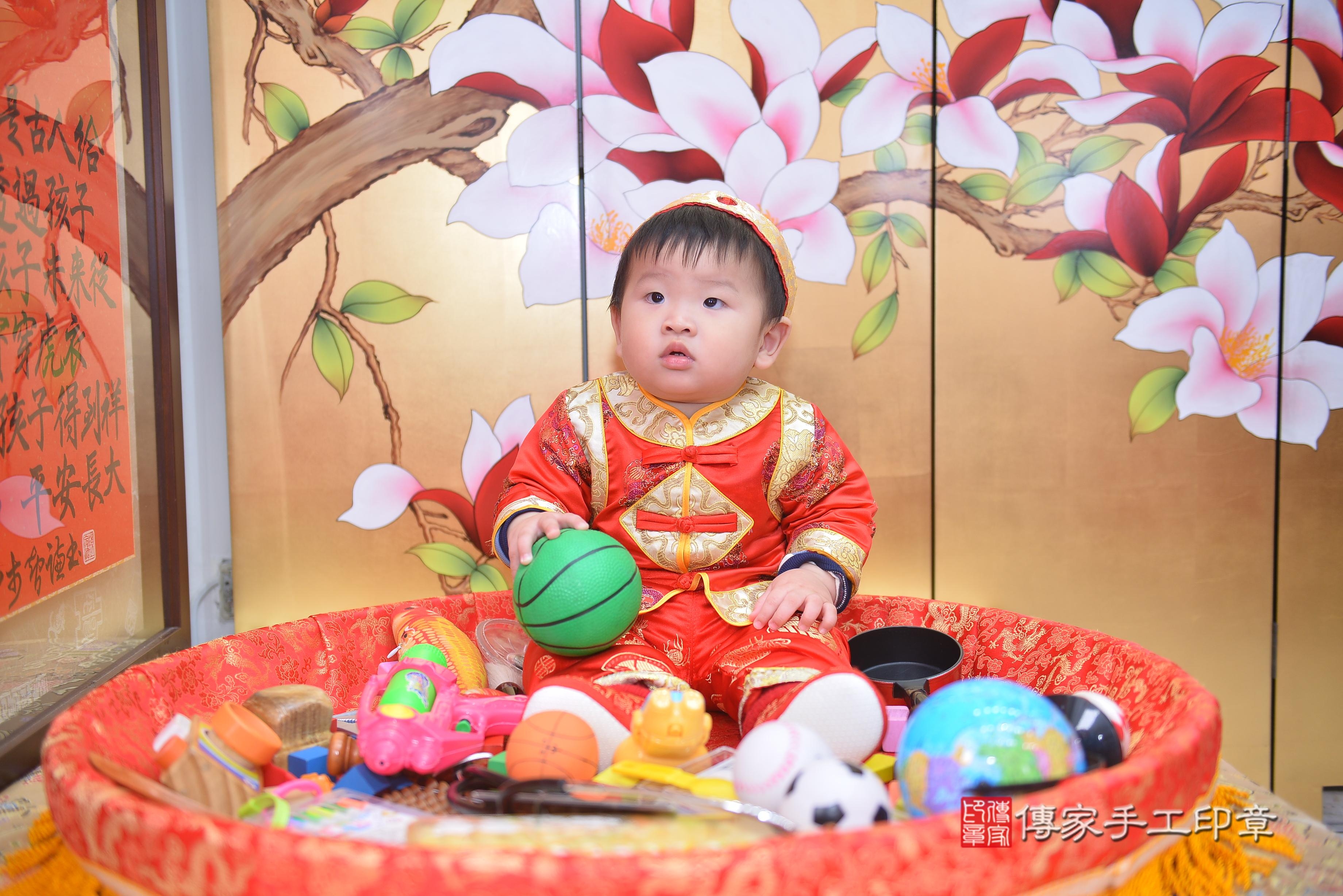 傳家手工印章新竹店、抓周、度脺、中國風會場、傳家嬰兒古禮、吉祥話、抓周道具物品24種、拍照。抓周證書。寶寶抓周、滿周歲、生日快樂、祝福