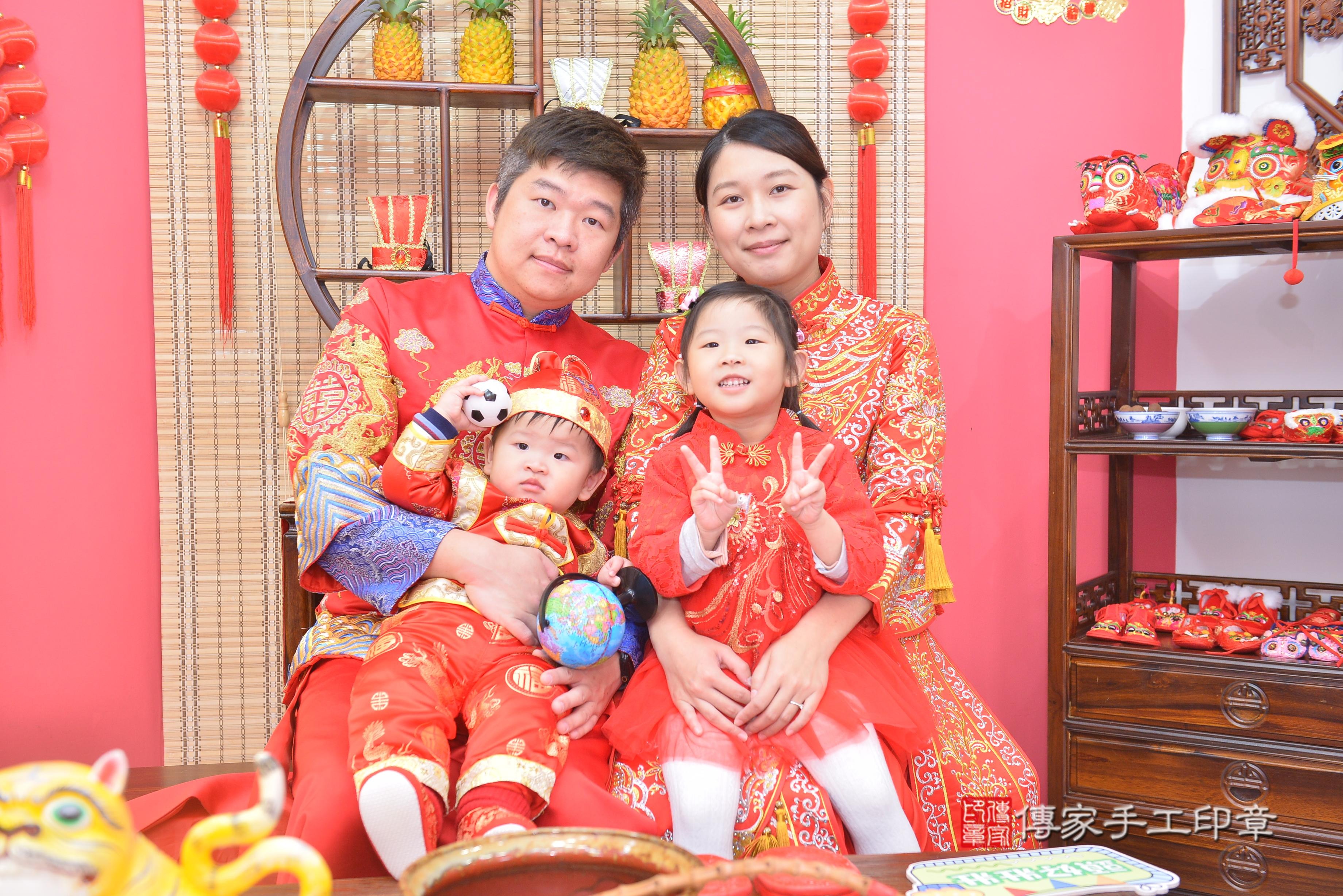 傳家手工印章新竹店、抓周、度脺、中國風會場、傳家嬰兒古禮、吉祥話、抓周道具物品24種、拍照。抓周證書。寶寶抓周、滿周歲、生日快樂、祝福
