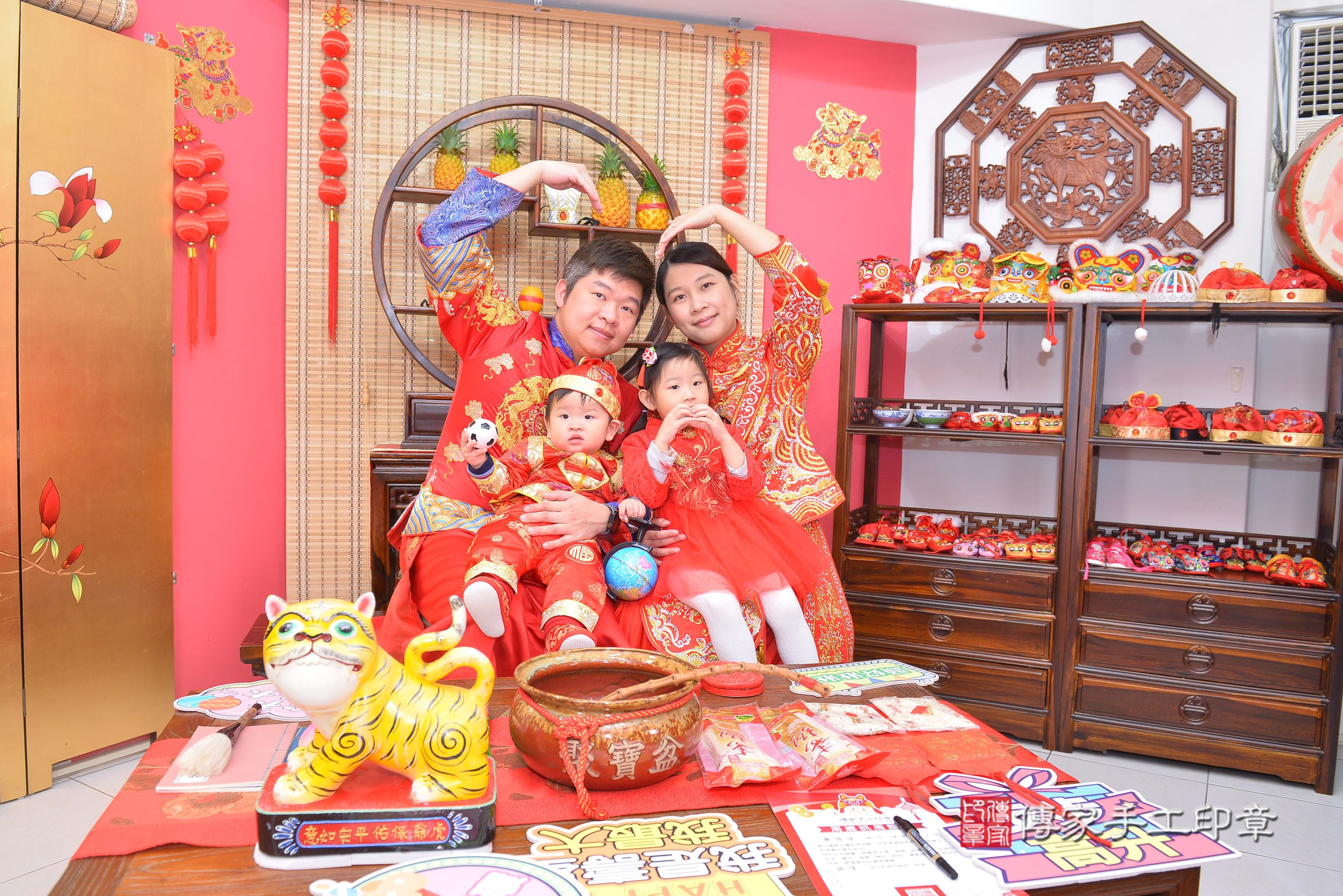 傳家手工印章新竹店、抓周、度脺、中國風會場、傳家嬰兒古禮、吉祥話、抓周道具物品24種、拍照。抓周證書。寶寶抓周、滿周歲、生日快樂、祝福