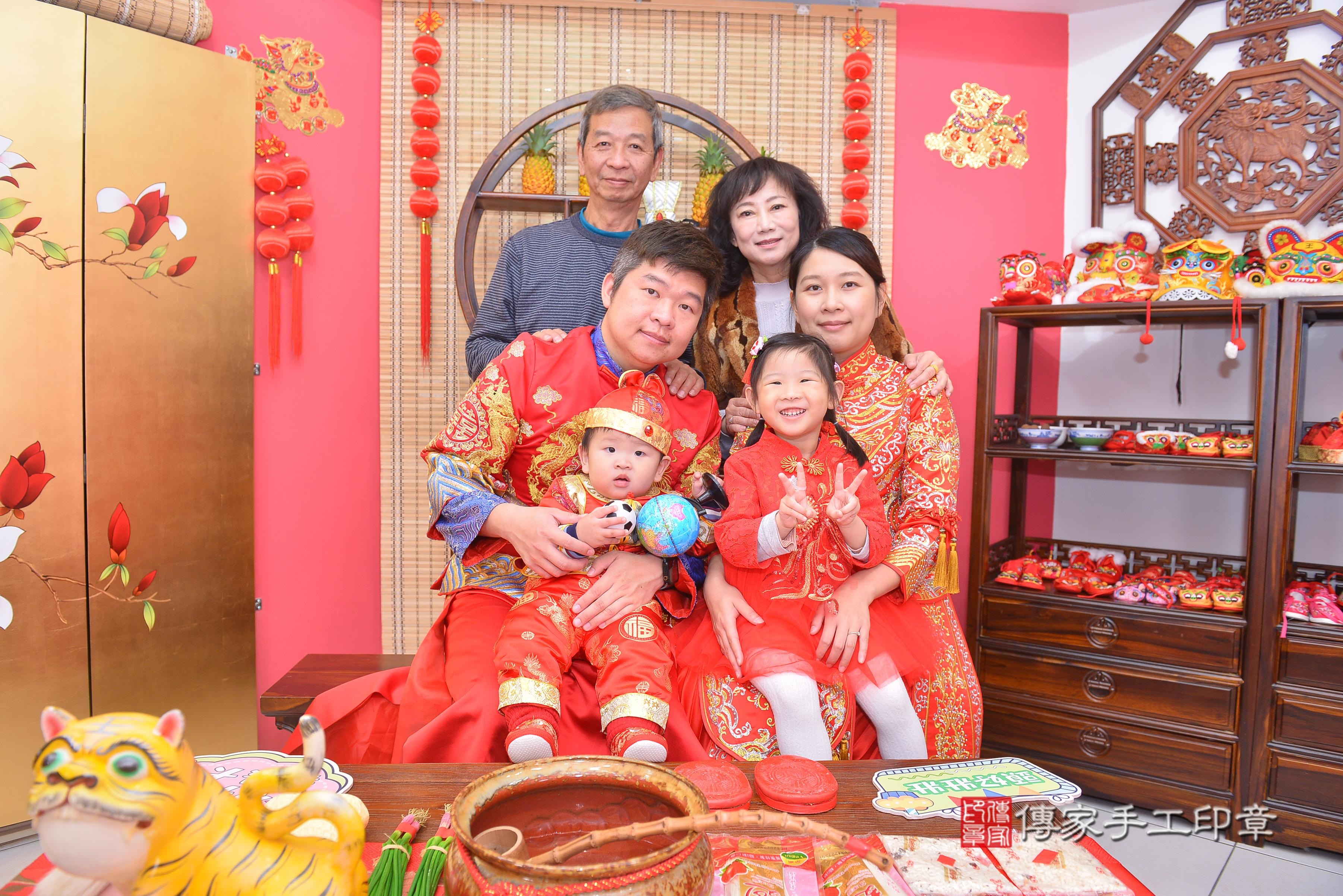 傳家手工印章新竹店、抓周、度脺、中國風會場、傳家嬰兒古禮、吉祥話、抓周道具物品24種、拍照。抓周證書。寶寶抓周、滿周歲、生日快樂、祝福