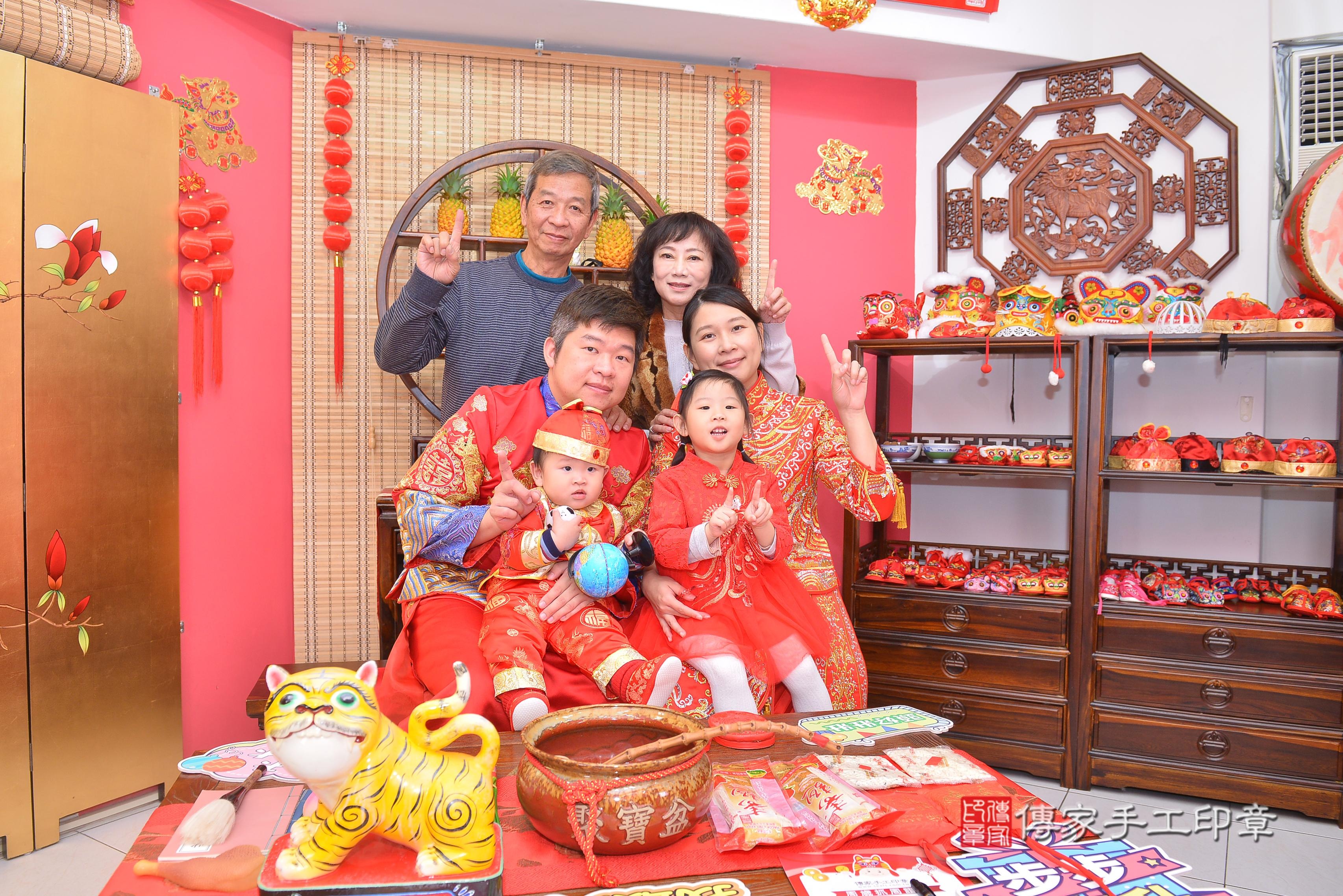 傳家手工印章新竹店、抓周、度脺、中國風會場、傳家嬰兒古禮、吉祥話、抓周道具物品24種、拍照。抓周證書。寶寶抓周、滿周歲、生日快樂、祝福