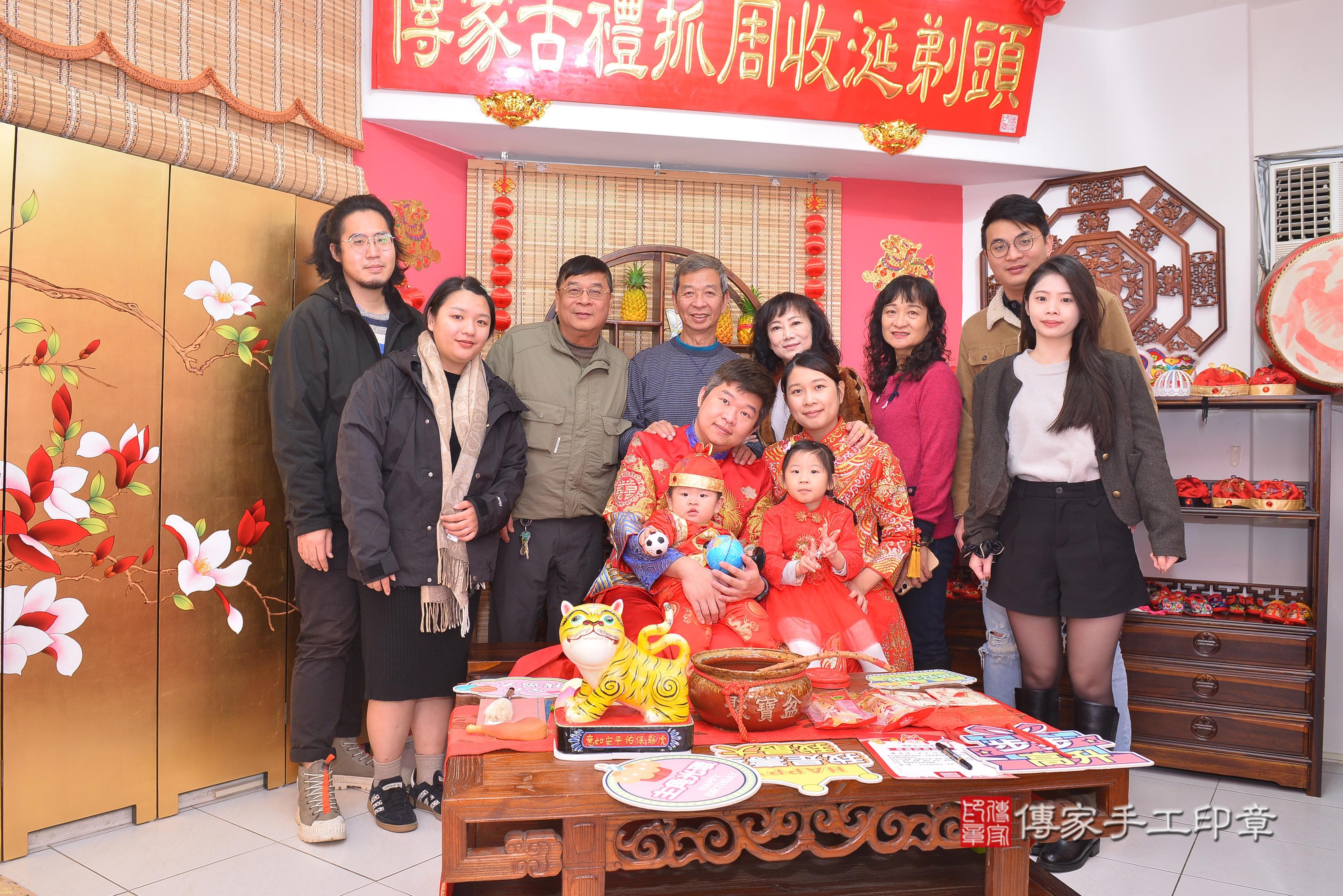 傳家手工印章新竹店、抓周、度脺、中國風會場、傳家嬰兒古禮、吉祥話、抓周道具物品24種、拍照。抓周證書。寶寶抓周、滿周歲、生日快樂、祝福