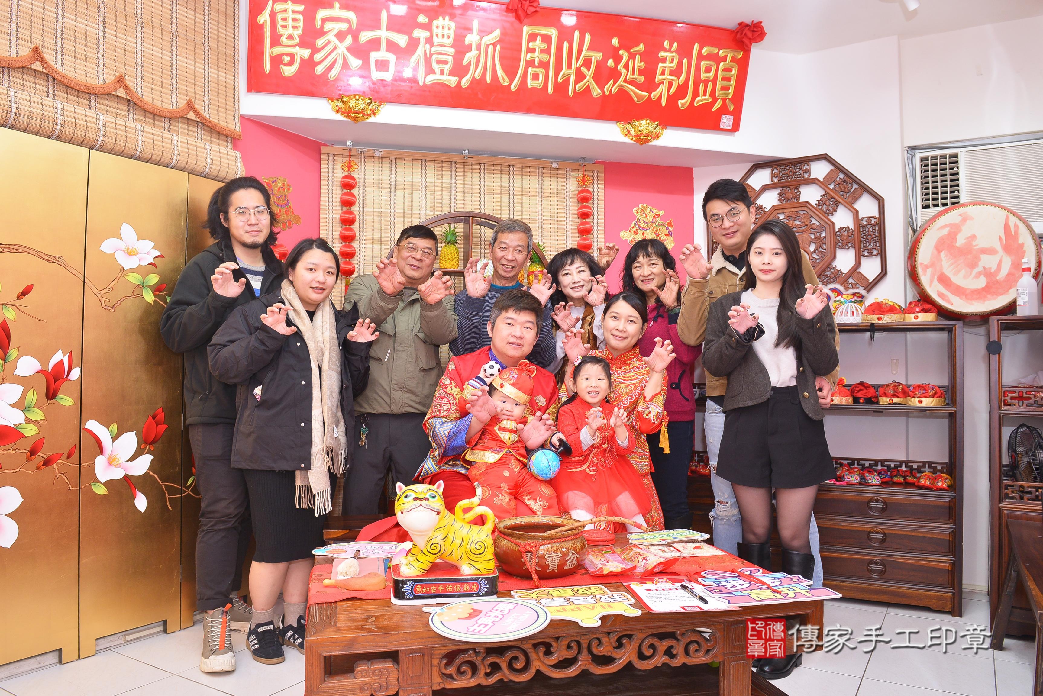 傳家手工印章新竹店、抓周、度脺、中國風會場、傳家嬰兒古禮、吉祥話、抓周道具物品24種、拍照。抓周證書。寶寶抓周、滿周歲、生日快樂、祝福