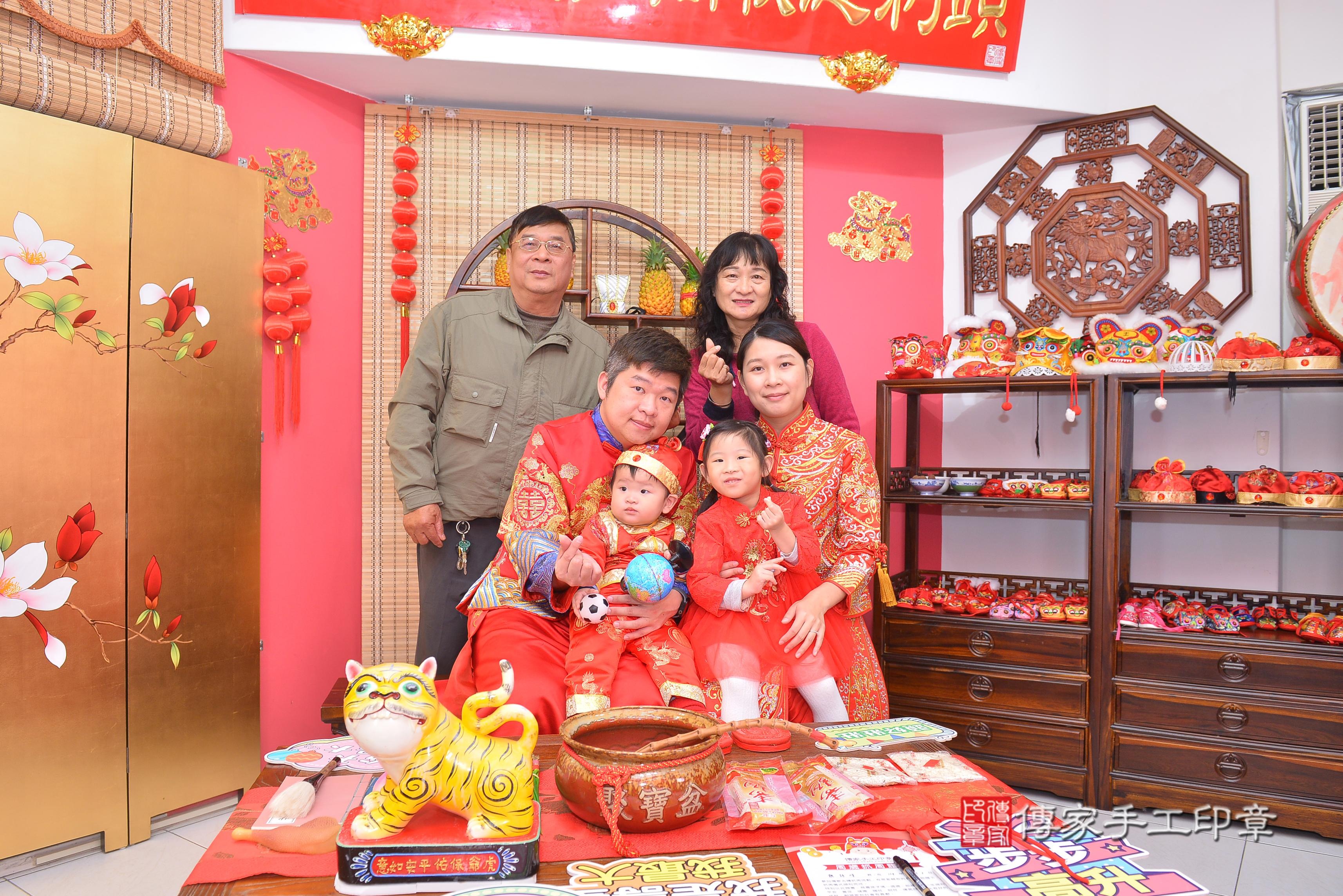 傳家手工印章新竹店、抓周、度脺、中國風會場、傳家嬰兒古禮、吉祥話、抓周道具物品24種、拍照。抓周證書。寶寶抓周、滿周歲、生日快樂、祝福