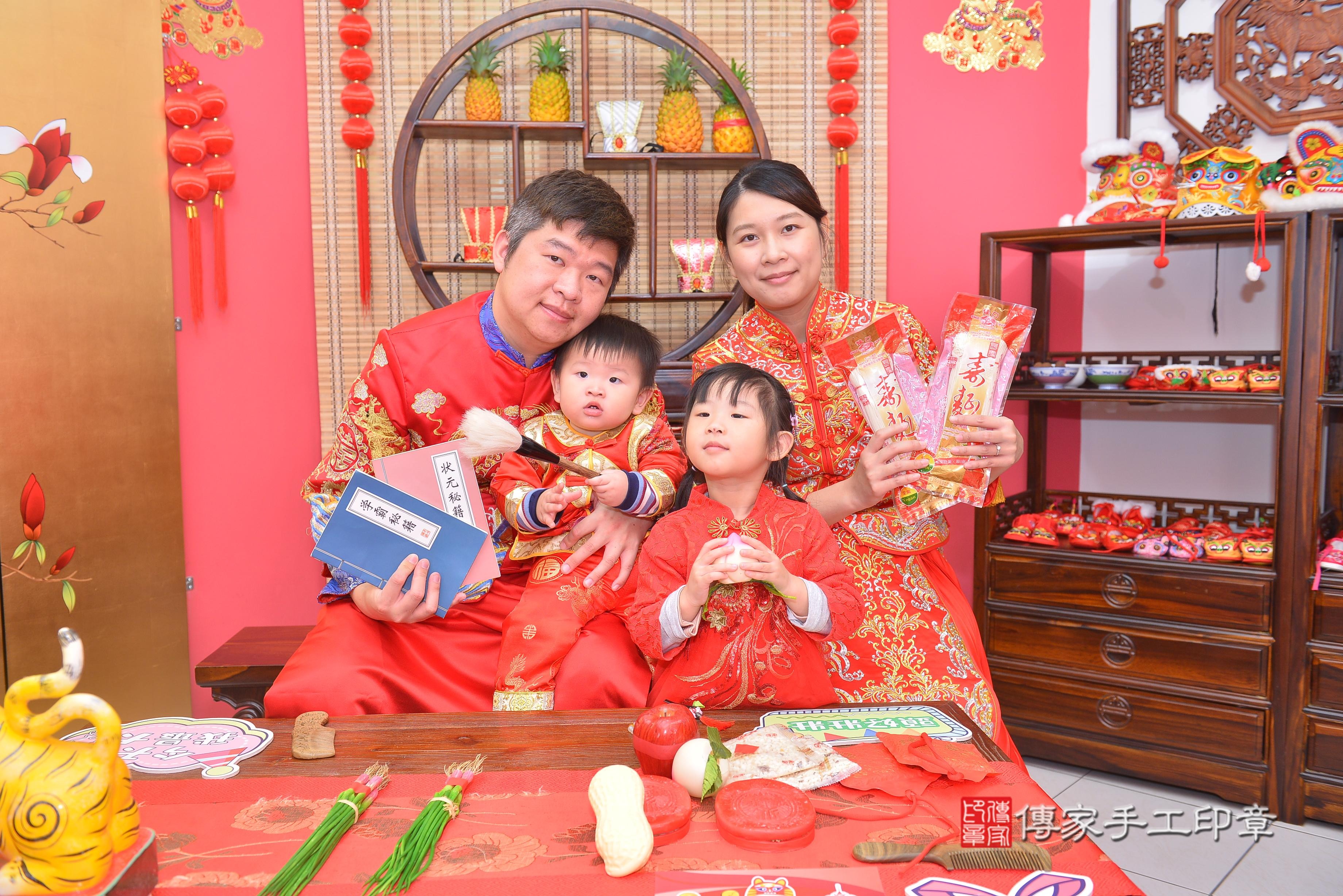 傳家手工印章新竹店、抓周、度脺、中國風會場、傳家嬰兒古禮、吉祥話、抓周道具物品24種、拍照。抓周證書。寶寶抓周、滿周歲、生日快樂、祝福