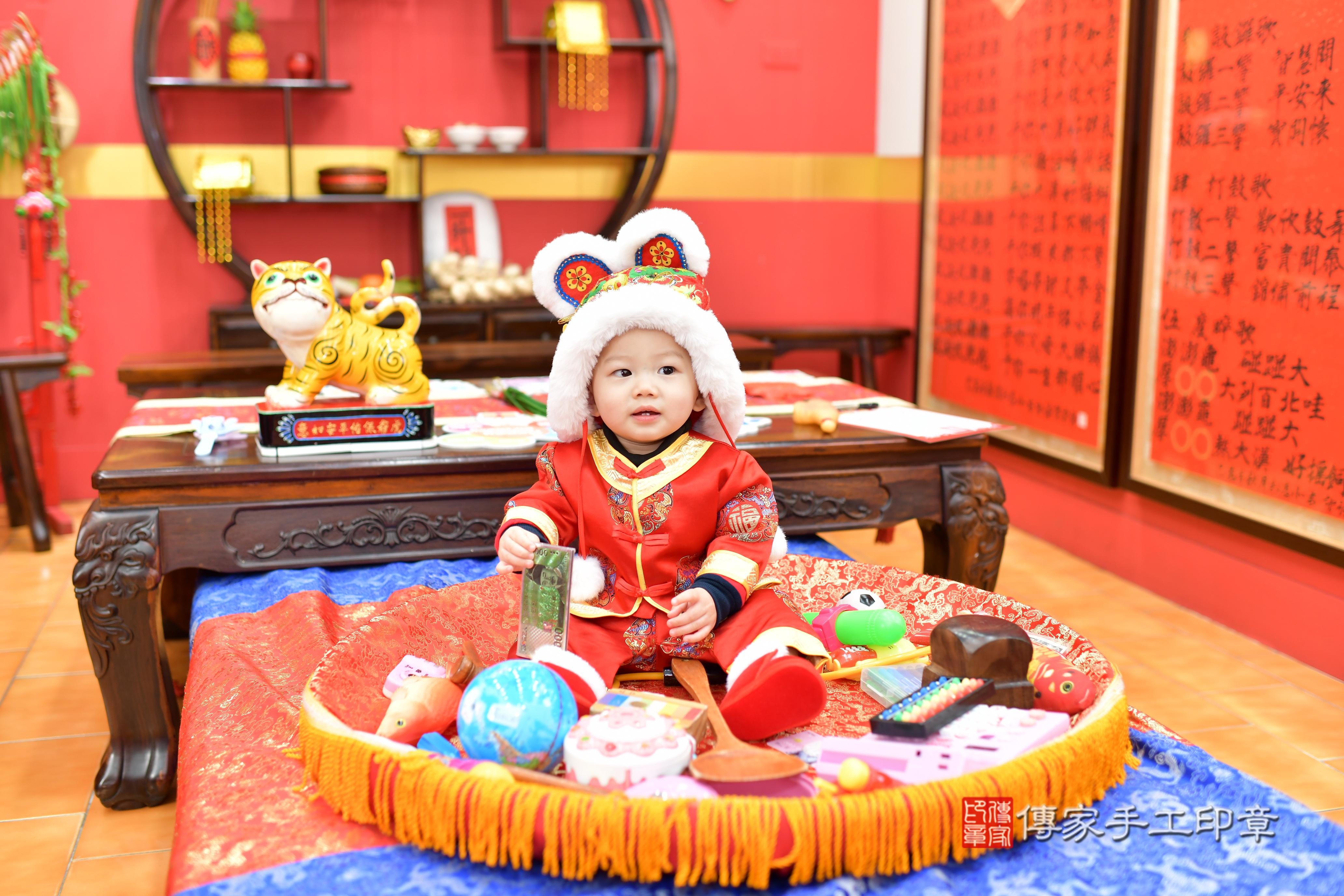 傳家手工印章桃園店、抓周、度脺、中國風會場、傳家嬰兒古禮、吉祥話、抓周道具物品24種、拍照。抓周證書。寶寶抓周、滿周歲、生日快樂、祝福
