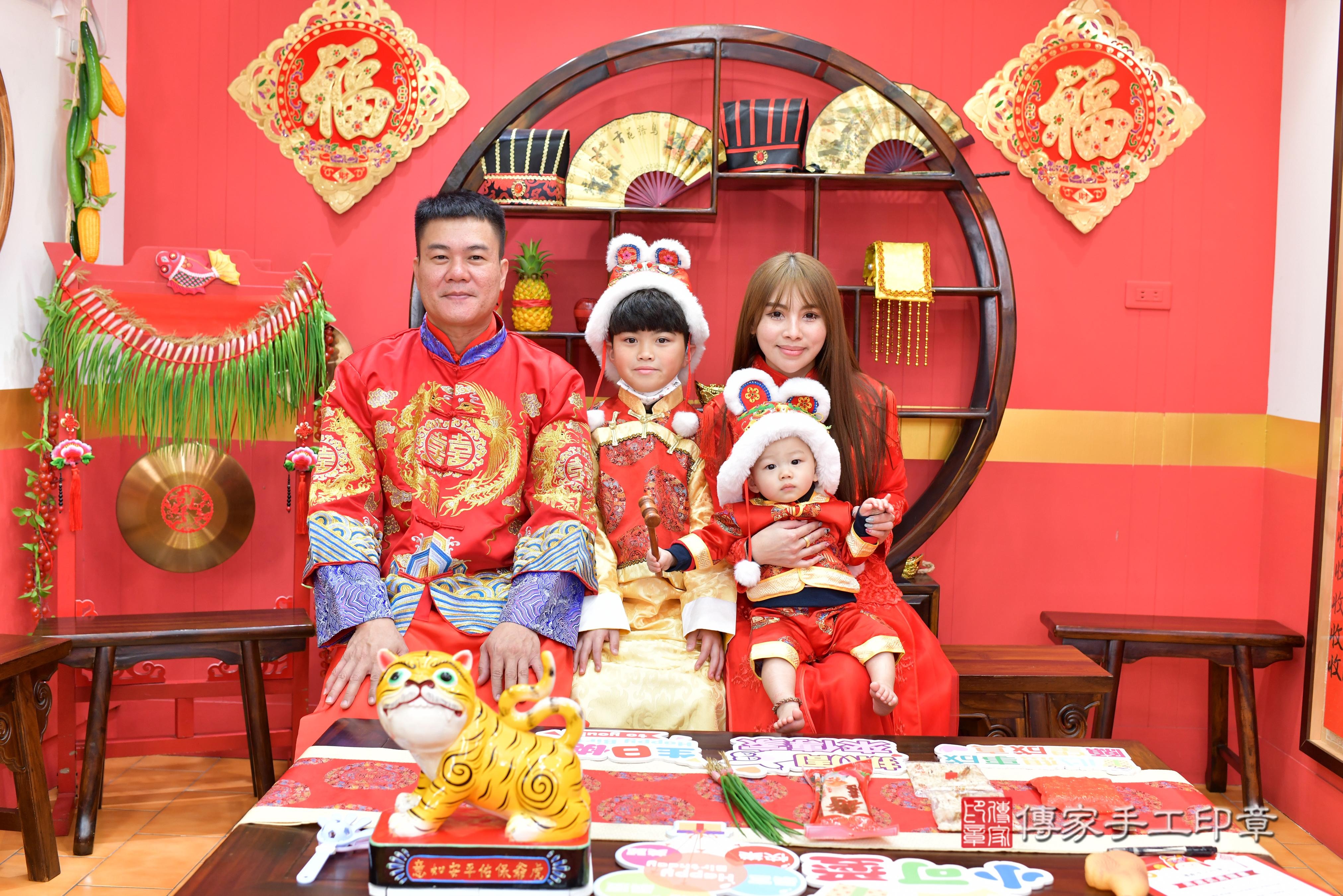 傳家手工印章桃園店、抓周、度脺、中國風會場、傳家嬰兒古禮、吉祥話、抓周道具物品24種、拍照。抓周證書。寶寶抓周、滿周歲、生日快樂、祝福