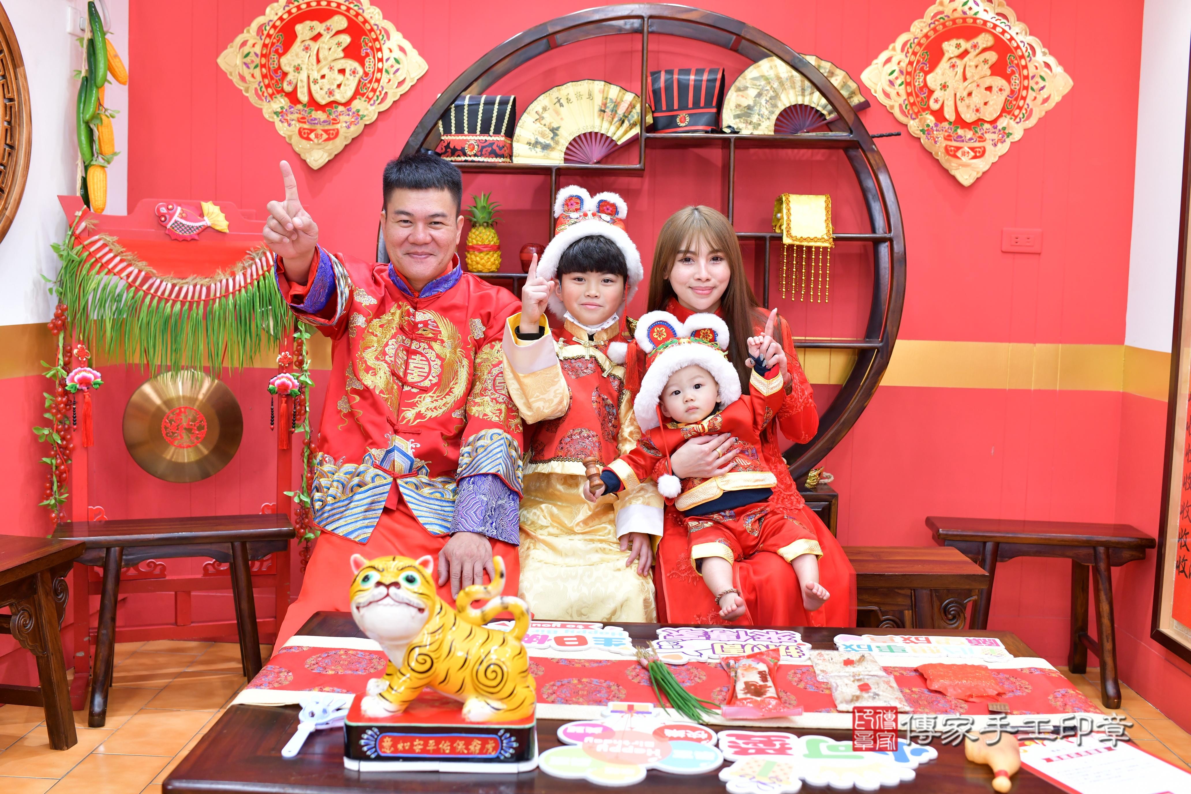 傳家手工印章桃園店、抓周、度脺、中國風會場、傳家嬰兒古禮、吉祥話、抓周道具物品24種、拍照。抓周證書。寶寶抓周、滿周歲、生日快樂、祝福
