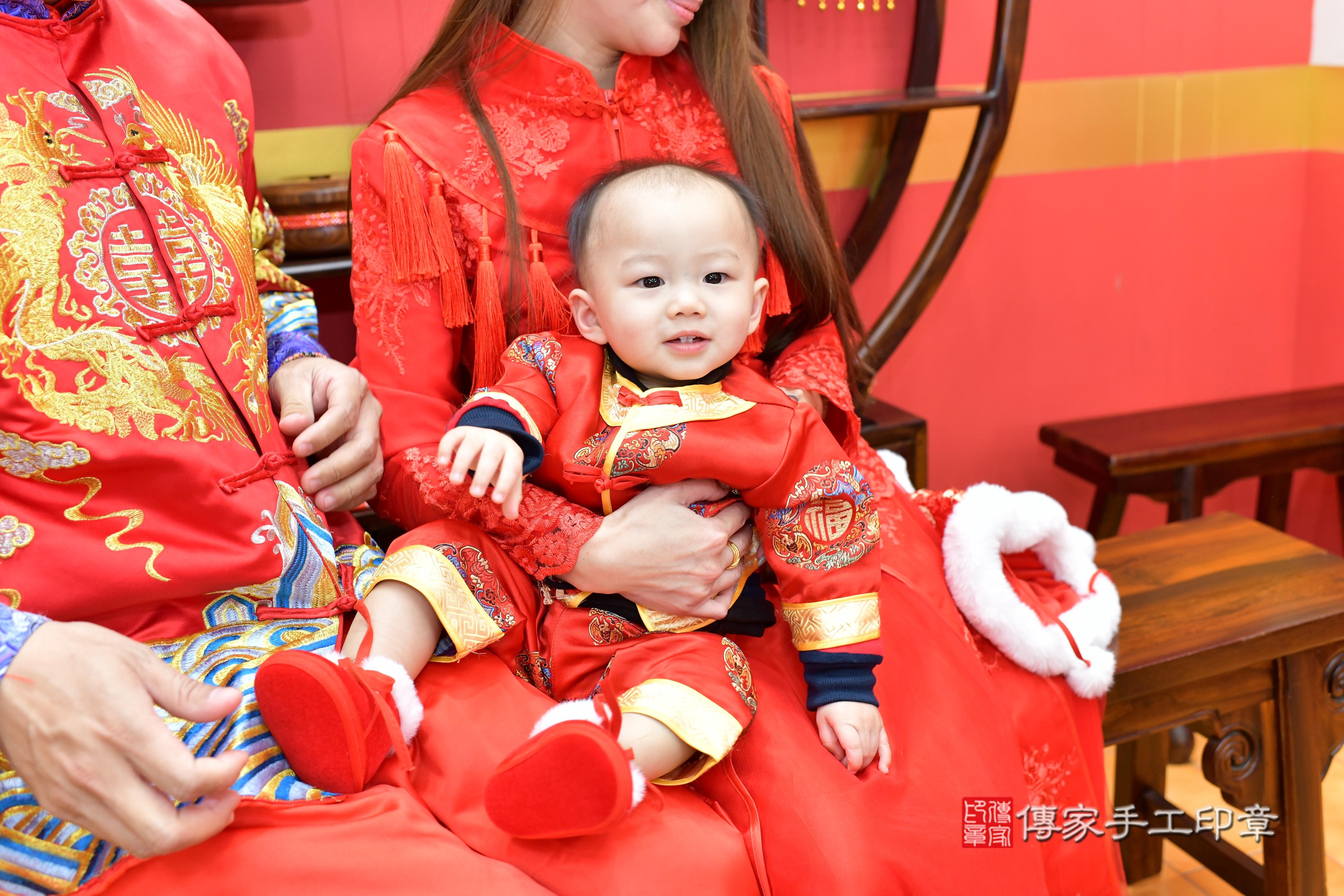 傳家手工印章桃園店、抓周、度脺、中國風會場、傳家嬰兒古禮、吉祥話、抓周道具物品24種、拍照。抓周證書。寶寶抓周、滿周歲、生日快樂、祝福