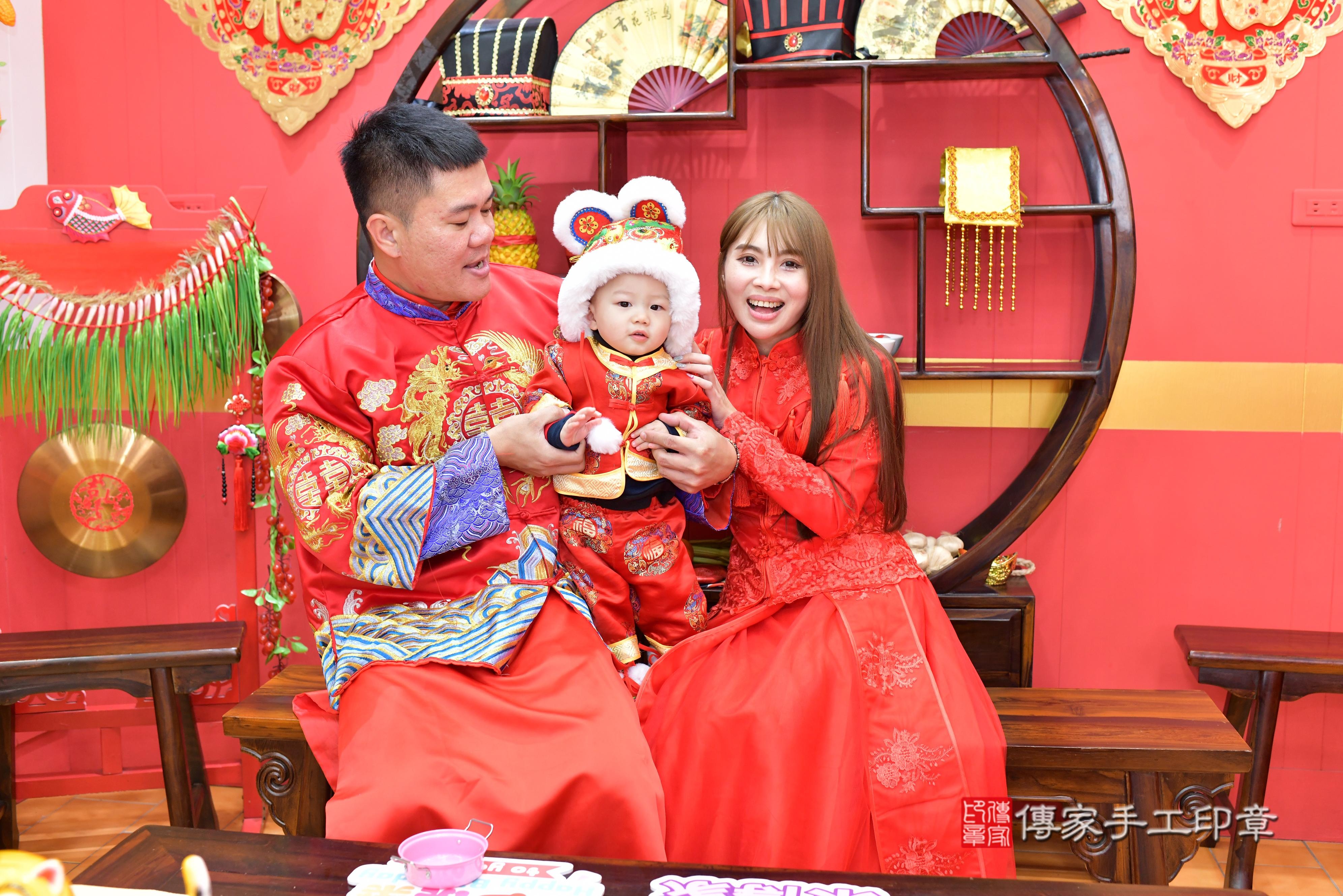 傳家手工印章桃園店、抓周、度脺、中國風會場、傳家嬰兒古禮、吉祥話、抓周道具物品24種、拍照。抓周證書。寶寶抓周、滿周歲、生日快樂、祝福