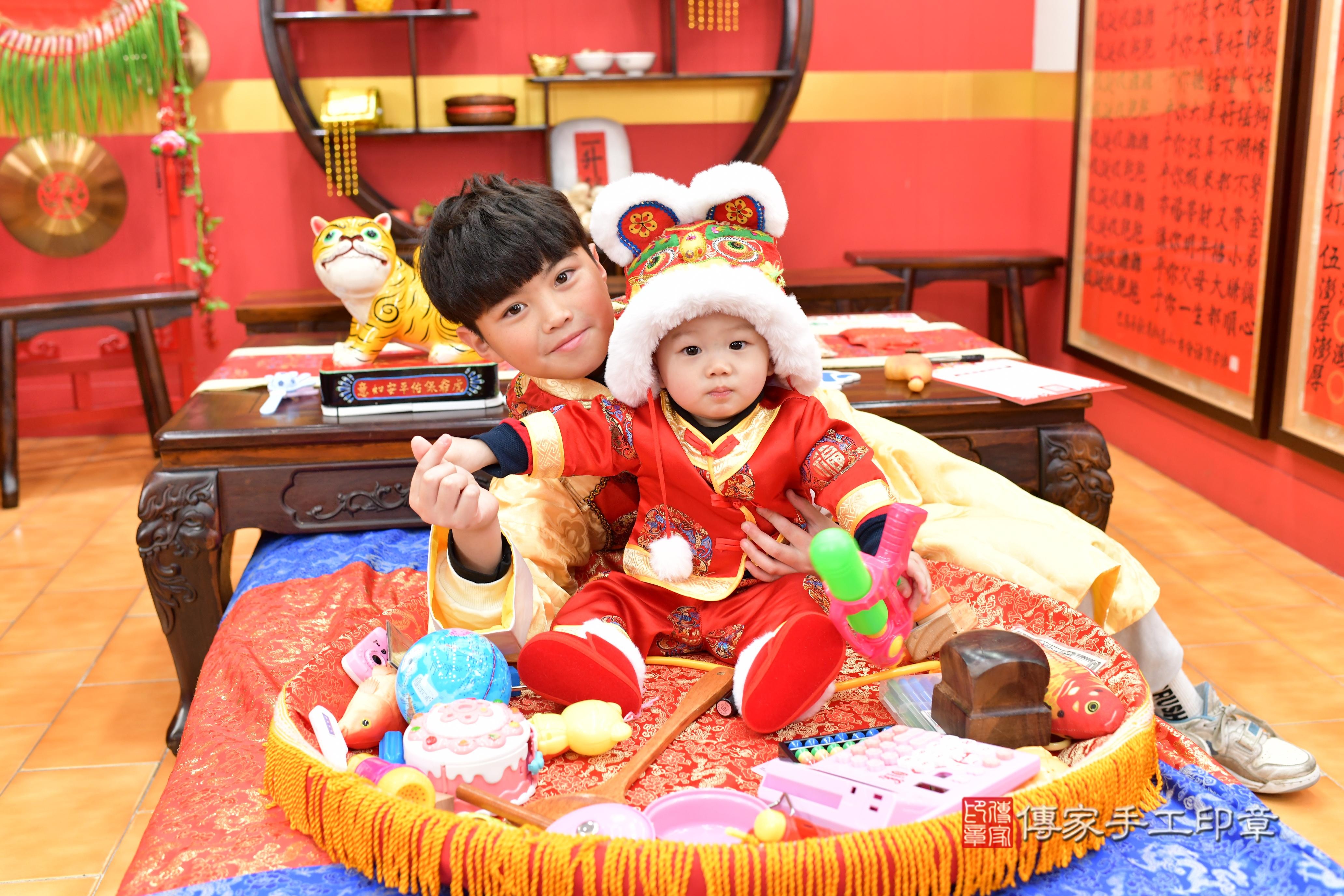 傳家手工印章桃園店、抓周、度脺、中國風會場、傳家嬰兒古禮、吉祥話、抓周道具物品24種、拍照。抓周證書。寶寶抓周、滿周歲、生日快樂、祝福