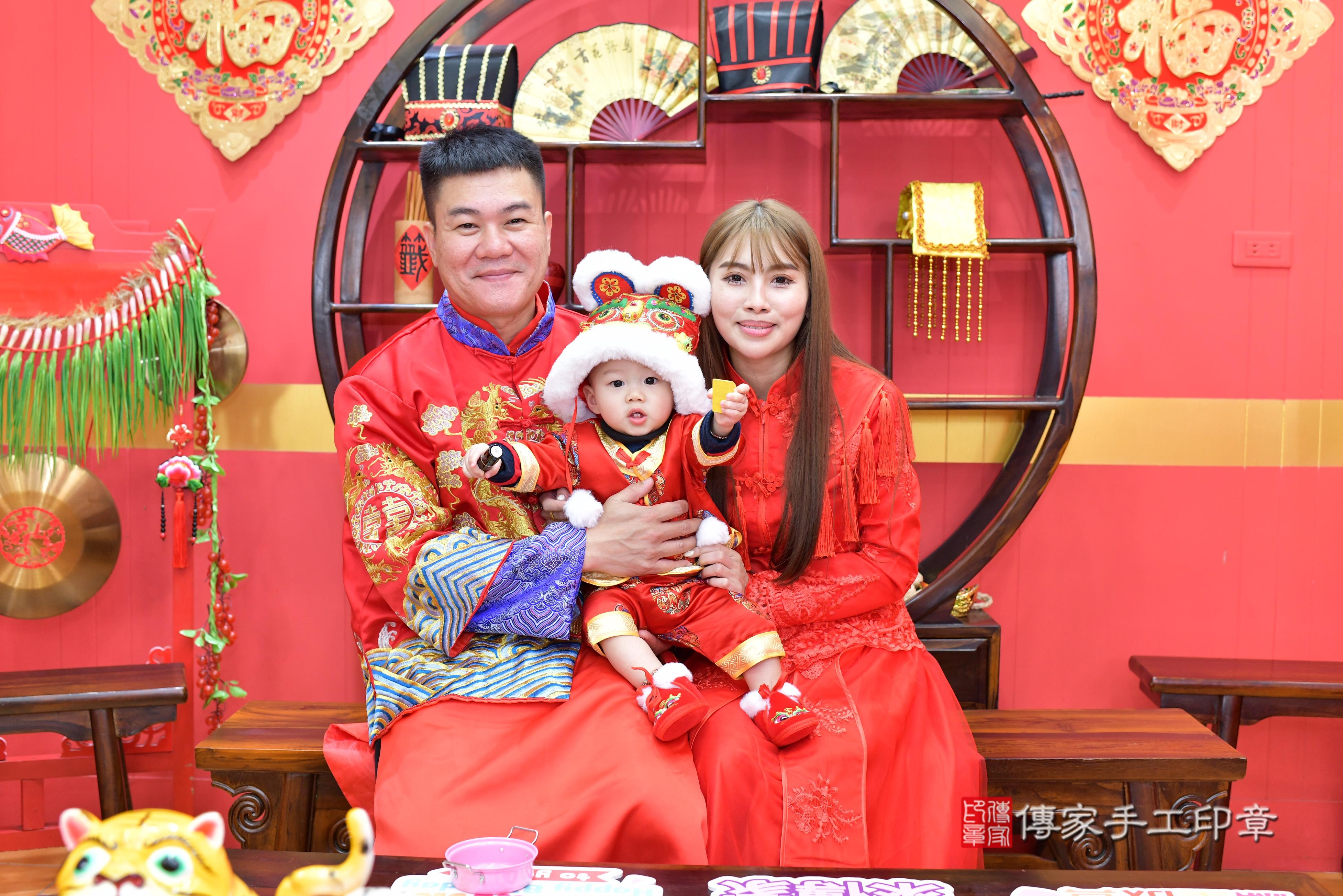 傳家手工印章桃園店、抓周、度脺、中國風會場、傳家嬰兒古禮、吉祥話、抓周道具物品24種、拍照。抓周證書。寶寶抓周、滿周歲、生日快樂、祝福.jpg