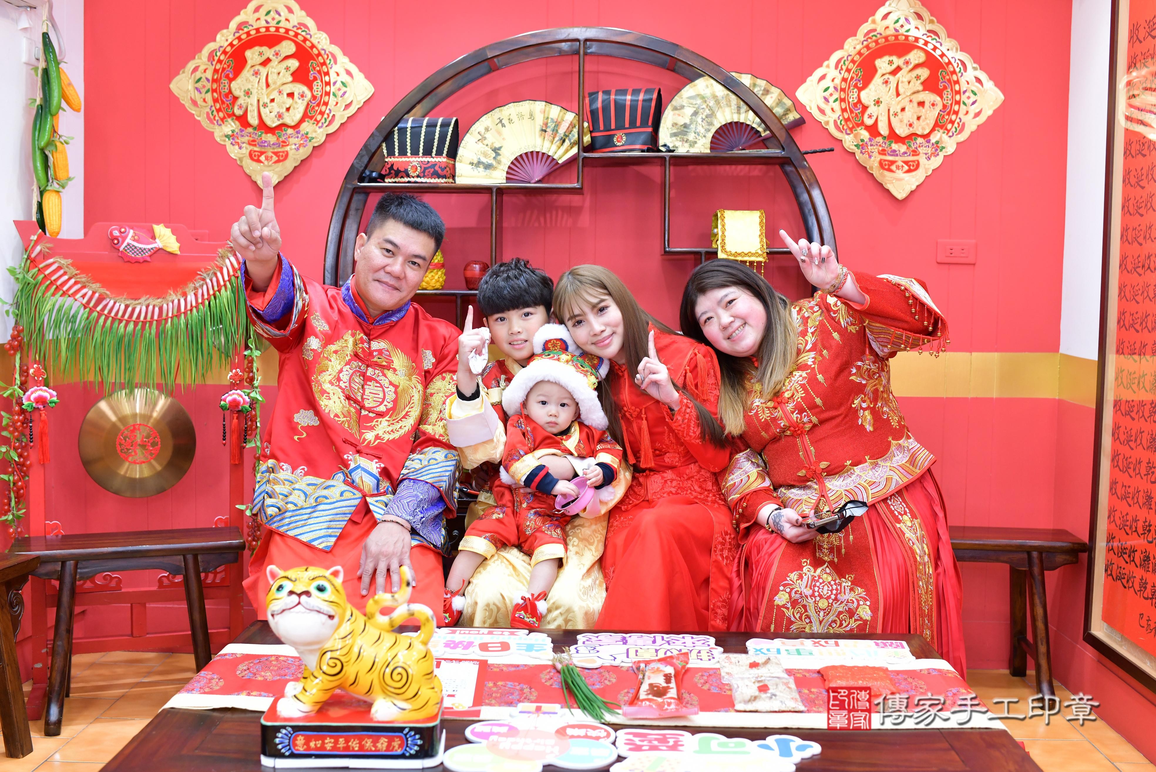傳家手工印章桃園店、抓周、度脺、中國風會場、傳家嬰兒古禮、吉祥話、抓周道具物品24種、拍照。抓周證書。寶寶抓周、滿周歲、生日快樂、祝福