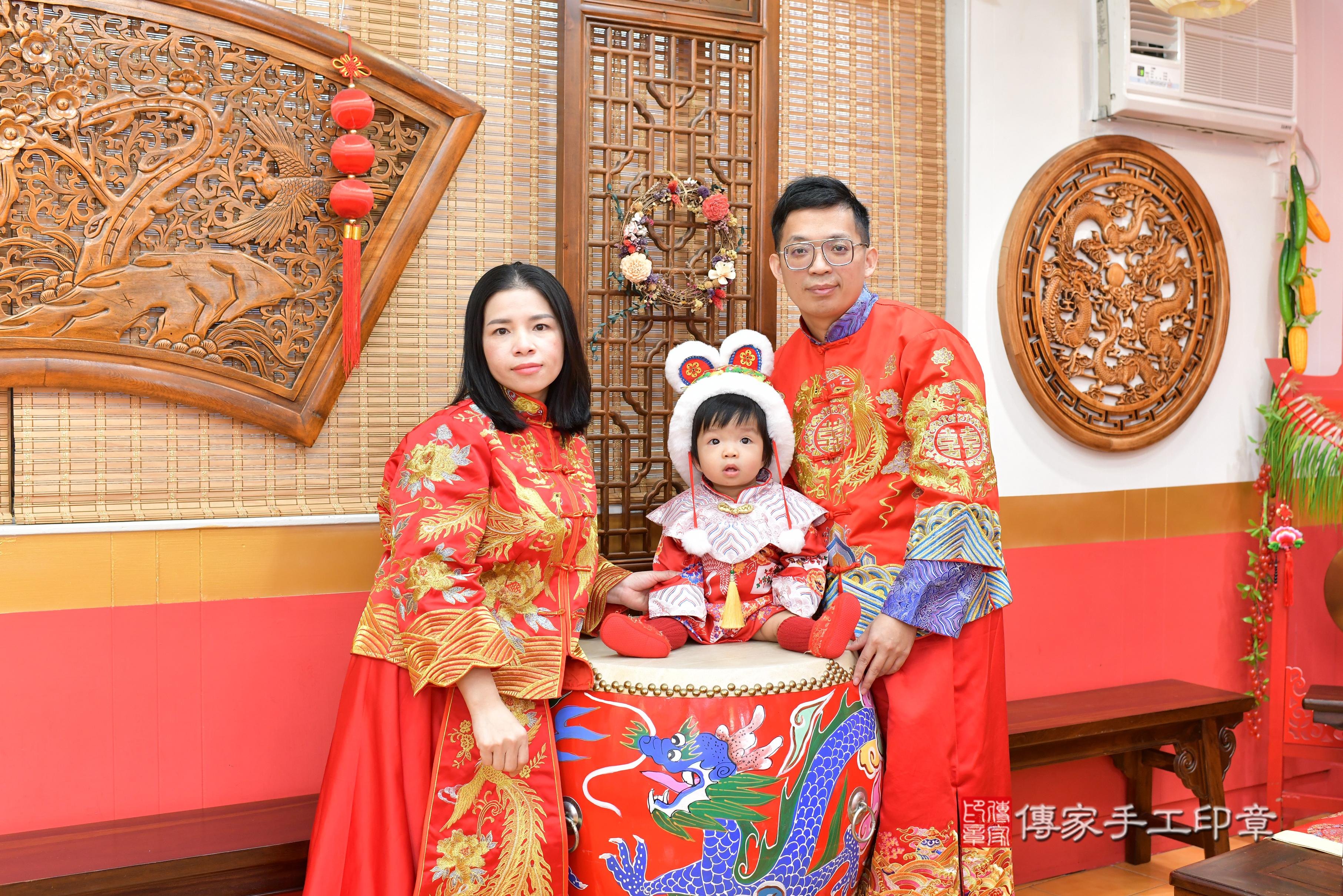 傳家手工印章桃園店、抓周、度脺、中國風會場、傳家嬰兒古禮、吉祥話、抓周道具物品24種、拍照。抓周證書。寶寶抓周、滿周歲、生日快樂、祝福