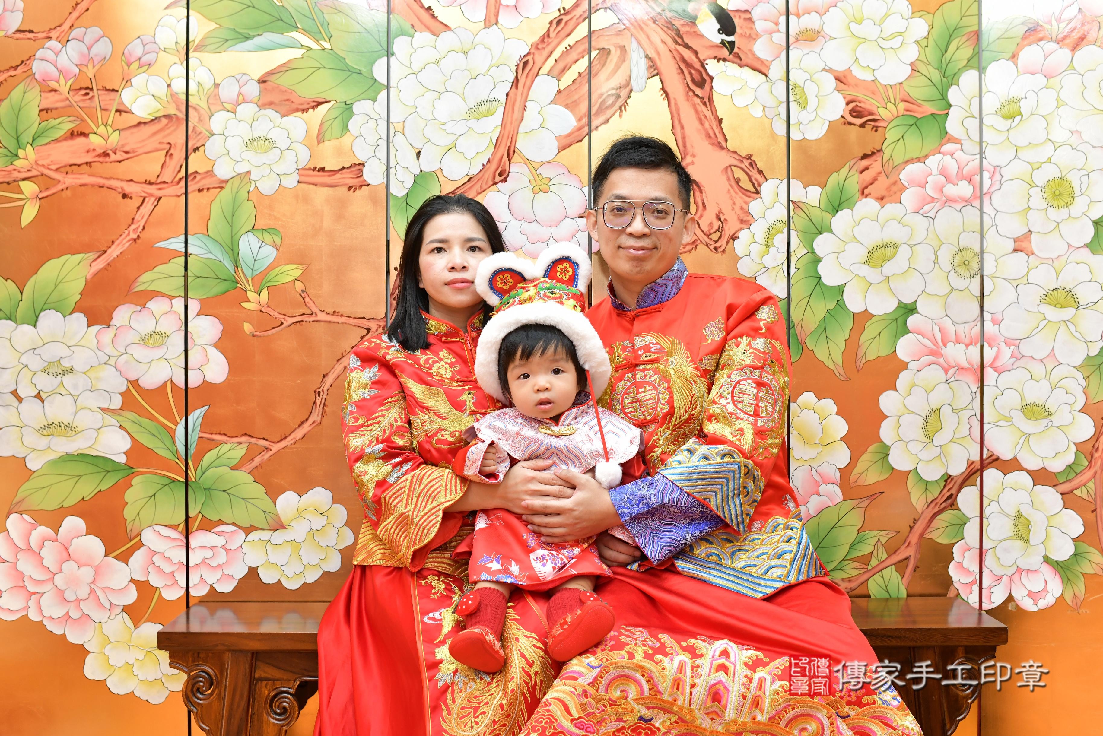 傳家手工印章桃園店、抓周、度脺、中國風會場、傳家嬰兒古禮、吉祥話、抓周道具物品24種、拍照。抓周證書。寶寶抓周、滿周歲、生日快樂、祝福