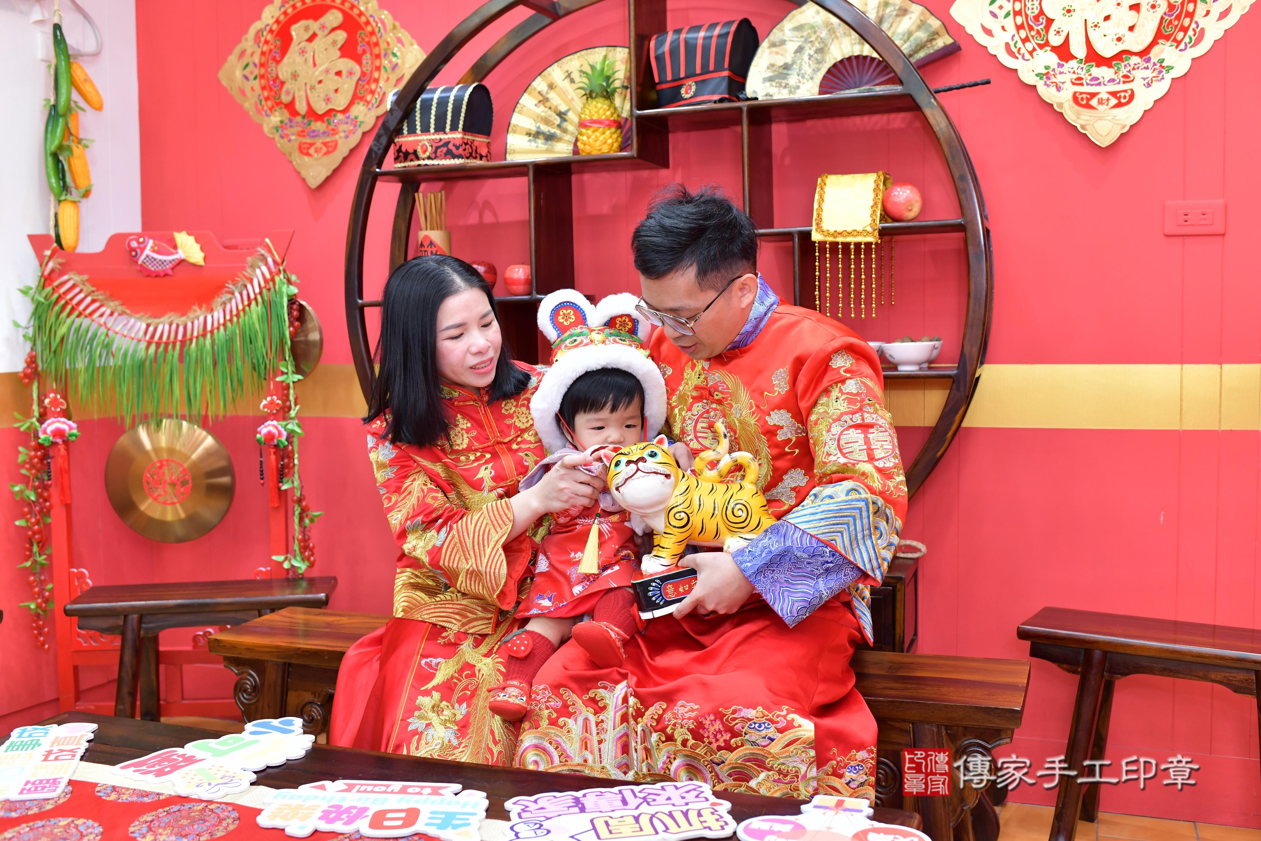 傳家手工印章桃園店、抓周、度脺、中國風會場、傳家嬰兒古禮、吉祥話、抓周道具物品24種、拍照。抓周證書。寶寶抓周、滿周歲、生日快樂、祝福