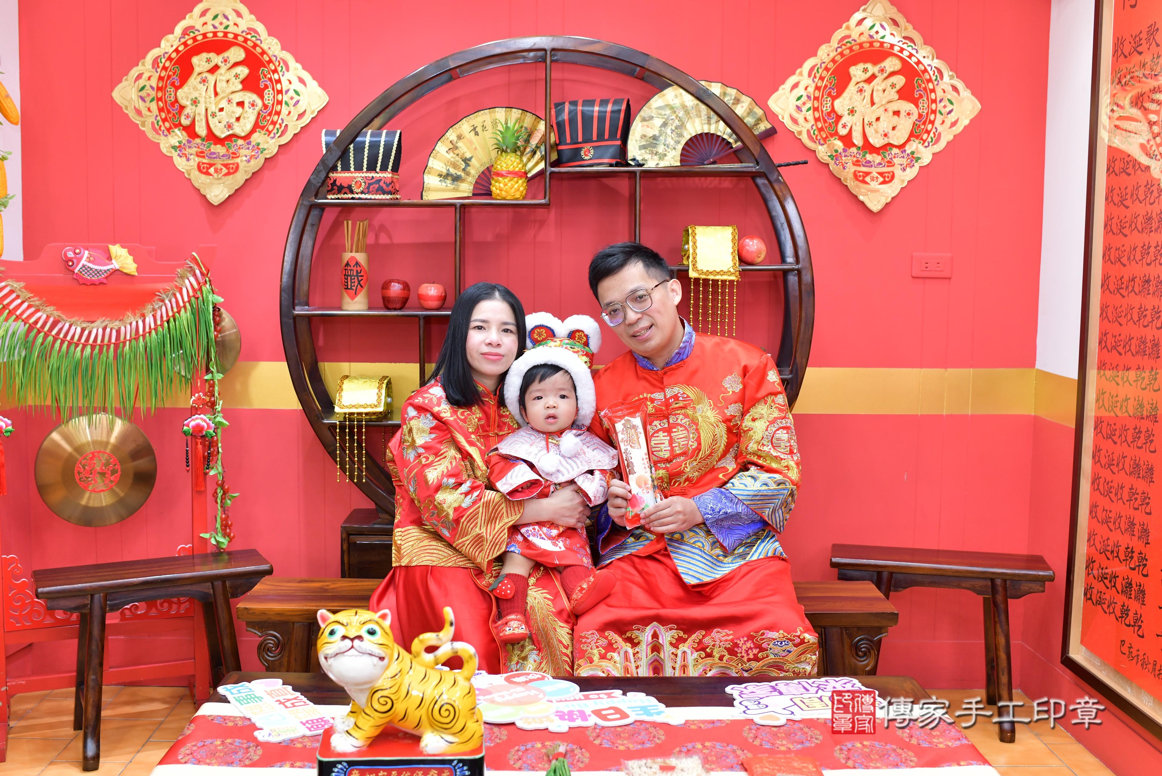 傳家手工印章桃園店、抓周、度脺、中國風會場、傳家嬰兒古禮、吉祥話、抓周道具物品24種、拍照。抓周證書。寶寶抓周、滿周歲、生日快樂、祝福