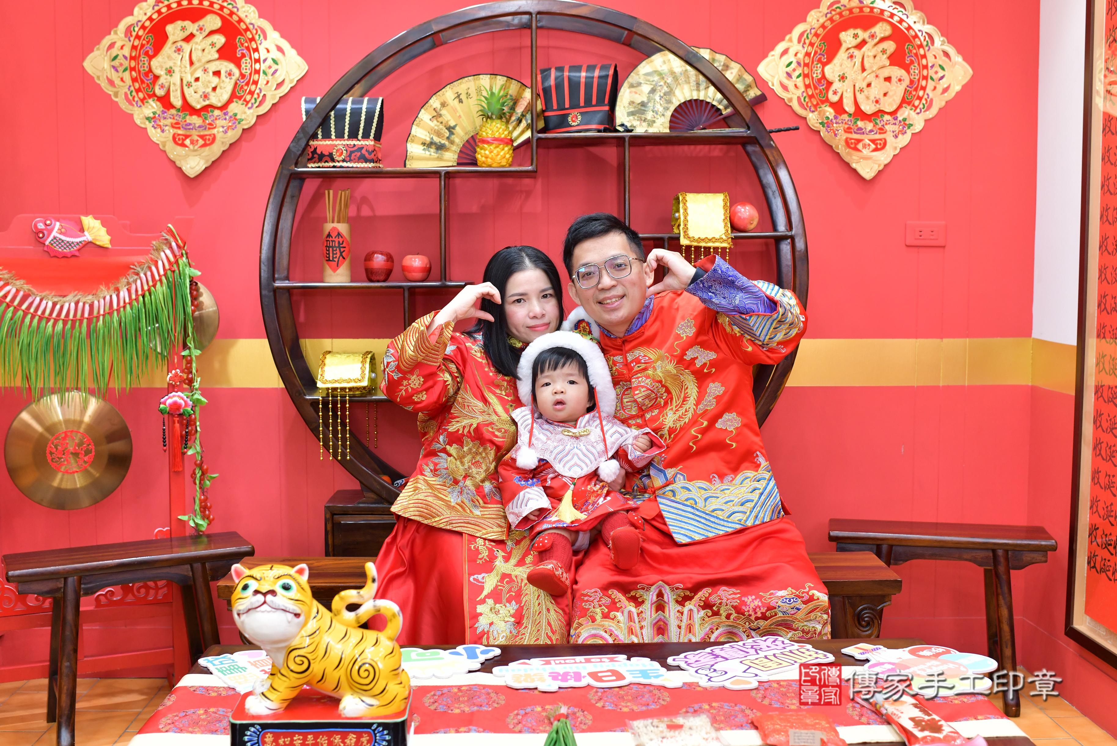 傳家手工印章桃園店、抓周、度脺、中國風會場、傳家嬰兒古禮、吉祥話、抓周道具物品24種、拍照。抓周證書。寶寶抓周、滿周歲、生日快樂、祝福