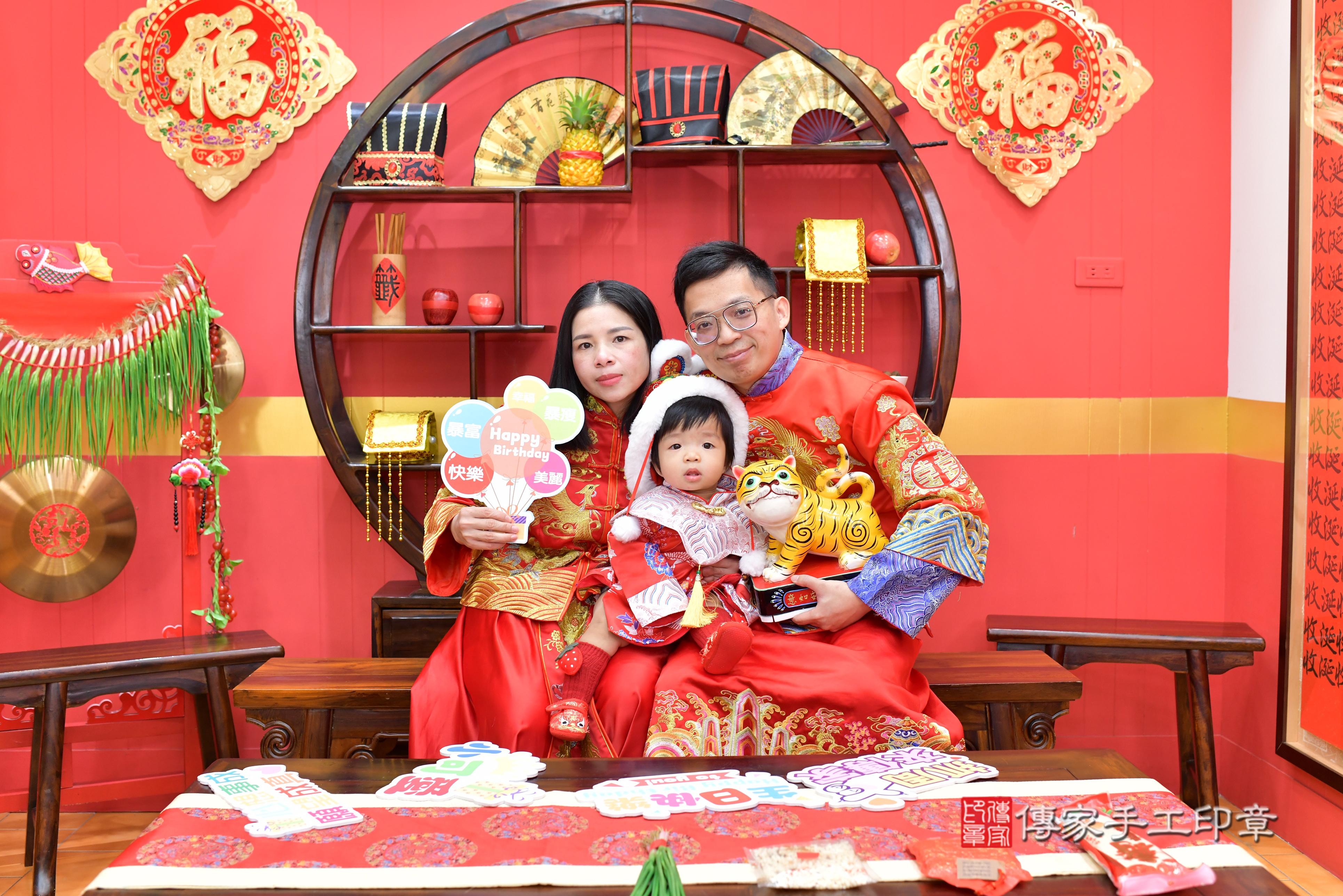 傳家手工印章桃園店、抓周、度脺、中國風會場、傳家嬰兒古禮、吉祥話、抓周道具物品24種、拍照。抓周證書。寶寶抓周、滿周歲、生日快樂、祝福