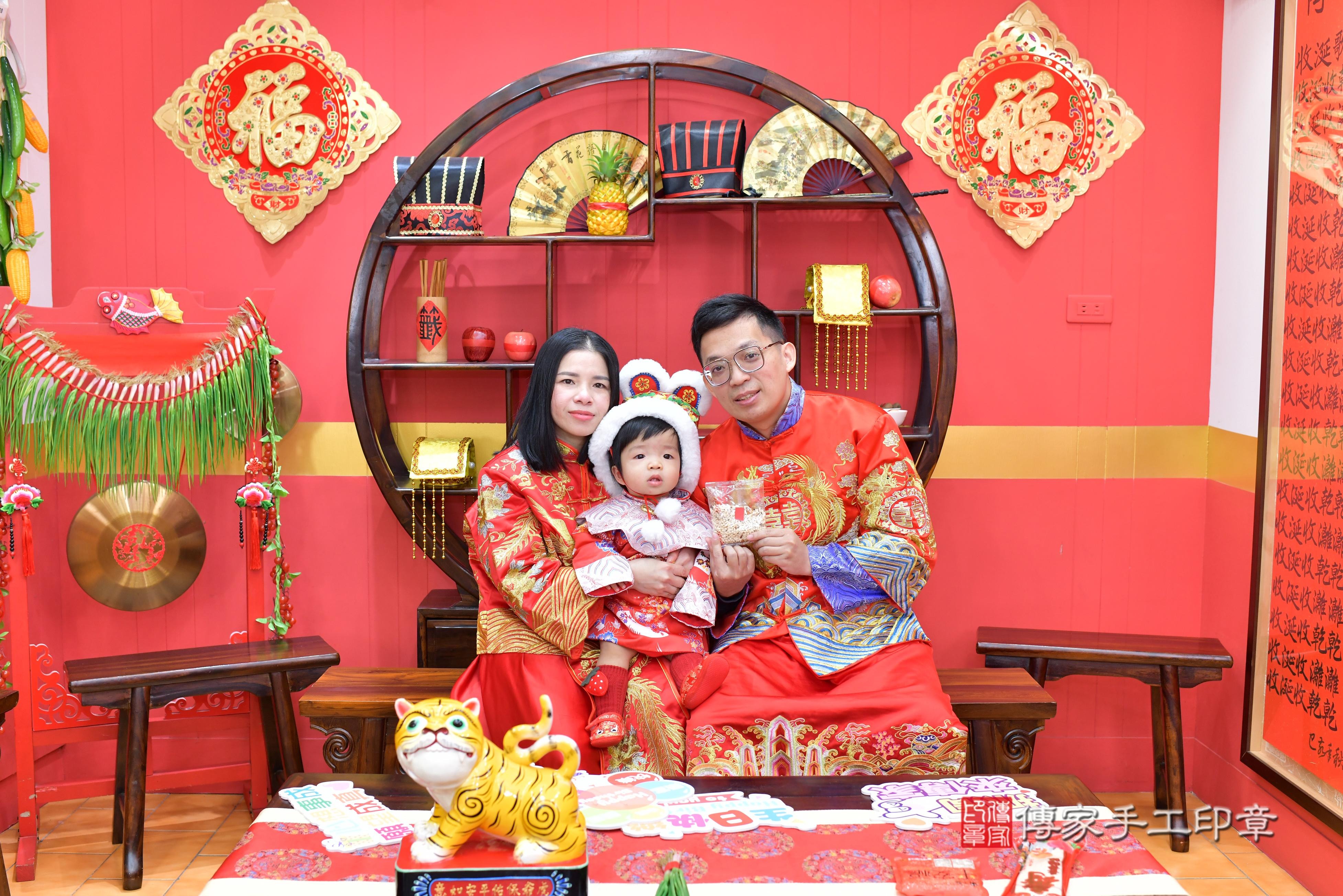 傳家手工印章桃園店、抓周、度脺、中國風會場、傳家嬰兒古禮、吉祥話、抓周道具物品24種、拍照。抓周證書。寶寶抓周、滿周歲、生日快樂、祝福