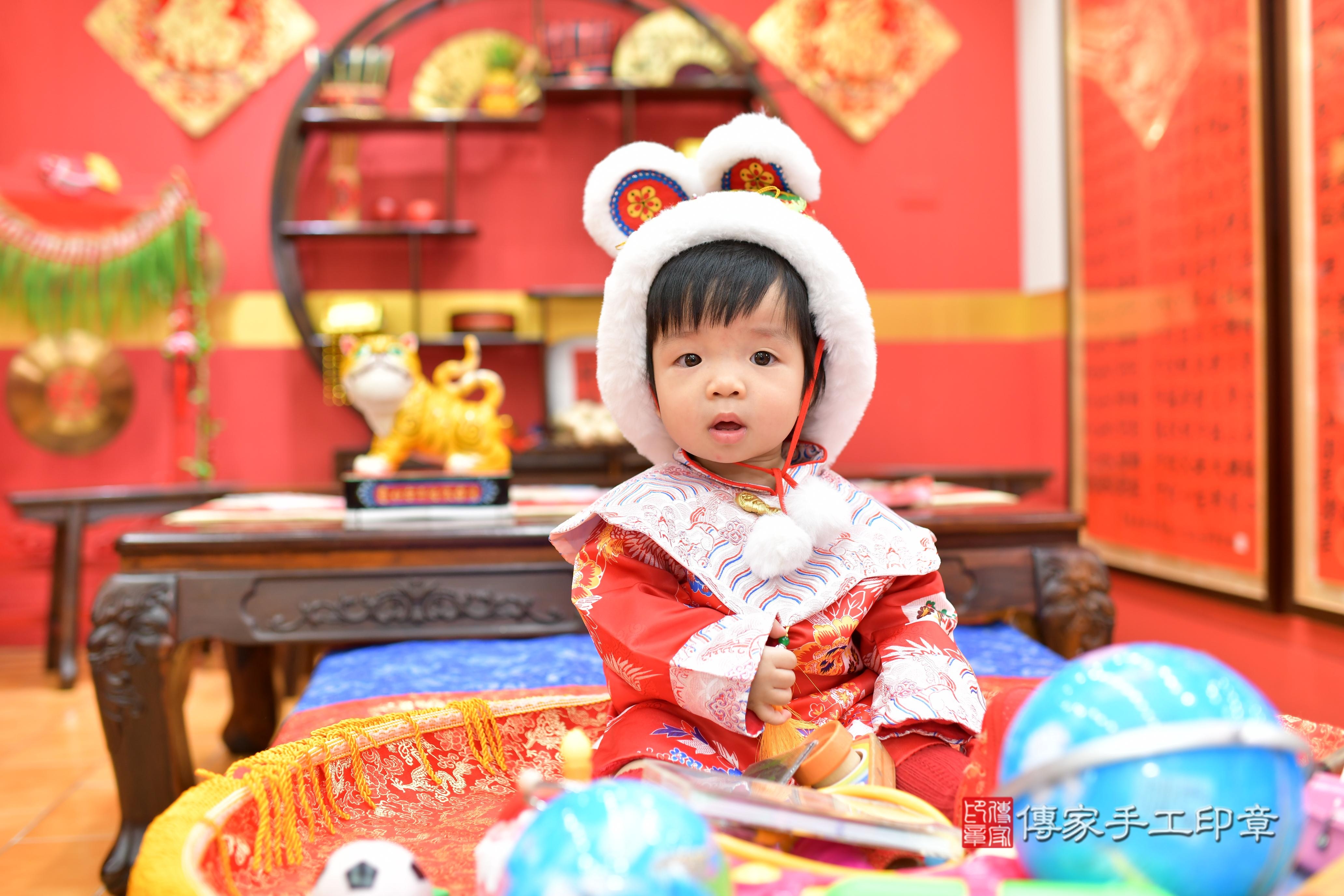 傳家手工印章桃園店、抓周、度脺、中國風會場、傳家嬰兒古禮、吉祥話、抓周道具物品24種、拍照。抓周證書。寶寶抓周、滿周歲、生日快樂、祝福