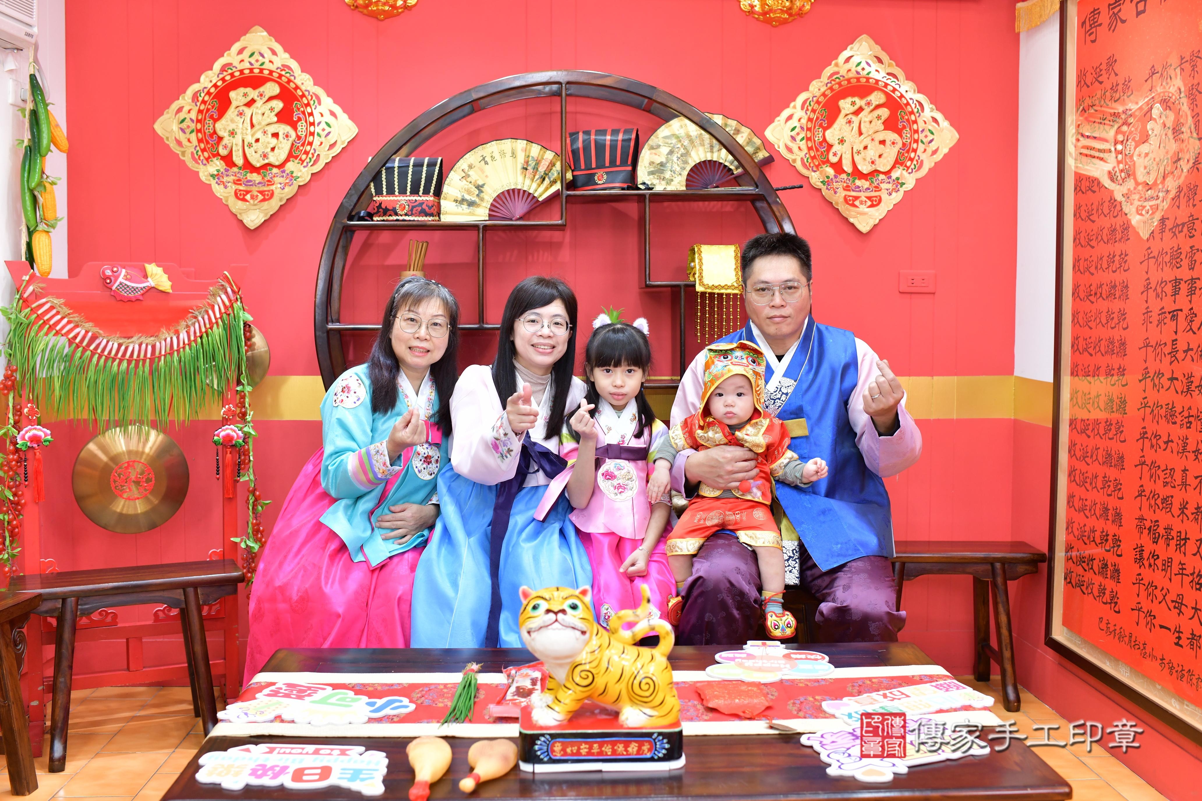 傳家手工印章桃園店、抓周、度脺、中國風會場、傳家嬰兒古禮、吉祥話、抓周道具物品24種、拍照。抓周證書。寶寶抓周、滿周歲、生日快樂、祝福