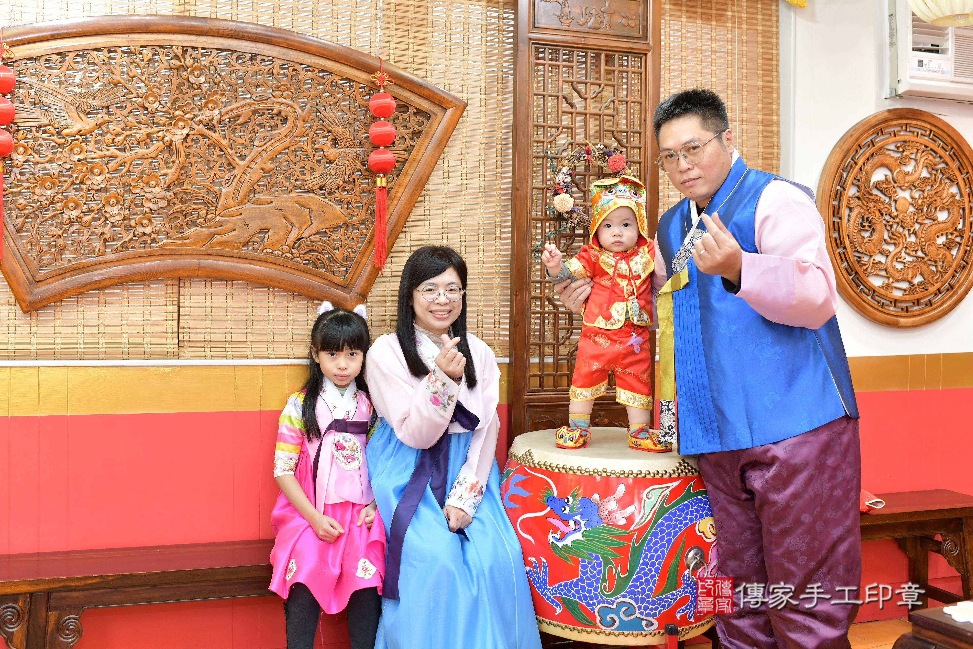傳家手工印章桃園店、抓周、度脺、中國風會場、傳家嬰兒古禮、吉祥話、抓周道具物品24種、拍照。抓周證書。寶寶抓周、滿周歲、生日快樂、祝福