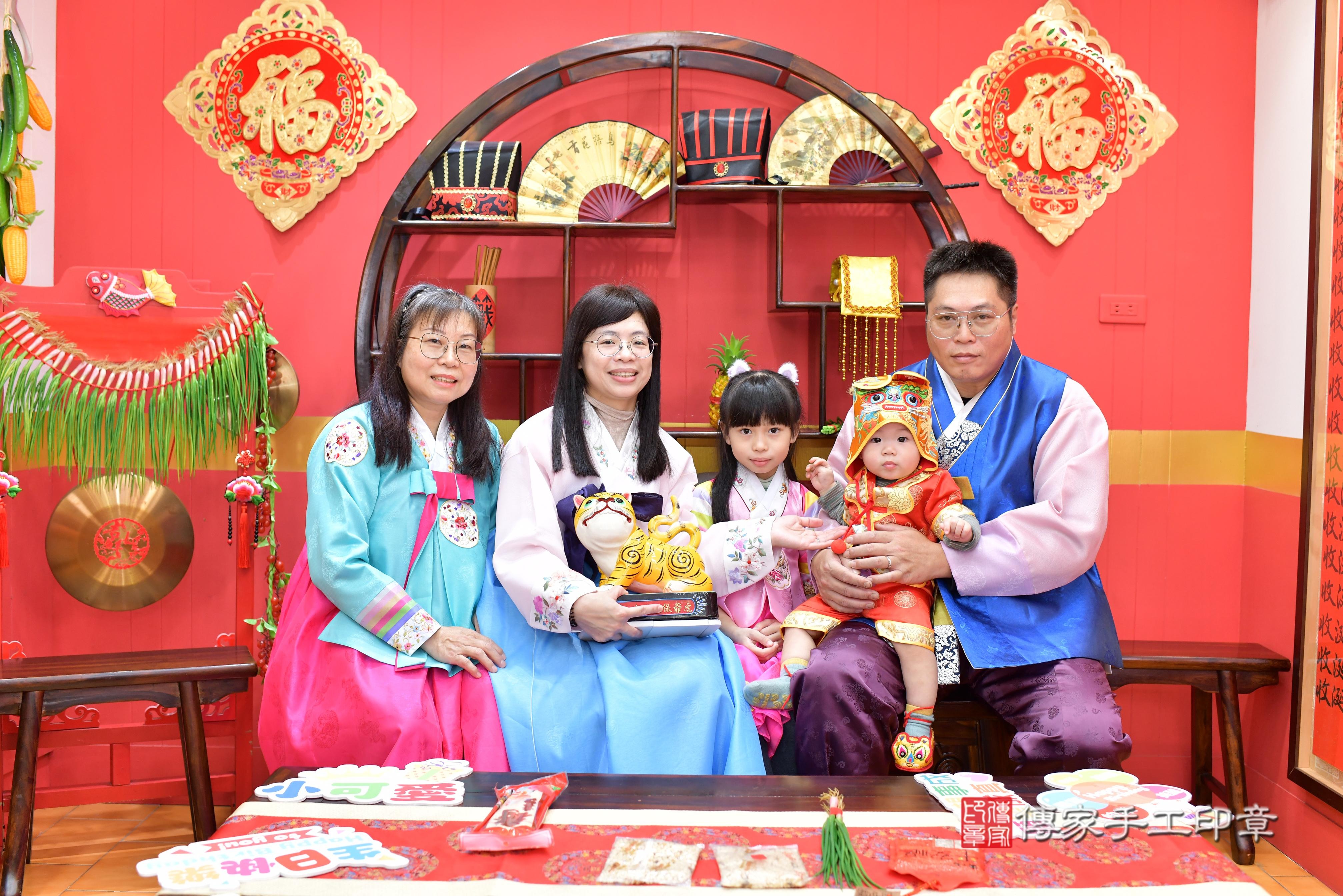 傳家手工印章桃園店、抓周、度脺、中國風會場、傳家嬰兒古禮、吉祥話、抓周道具物品24種、拍照。抓周證書。寶寶抓周、滿周歲、生日快樂、祝福