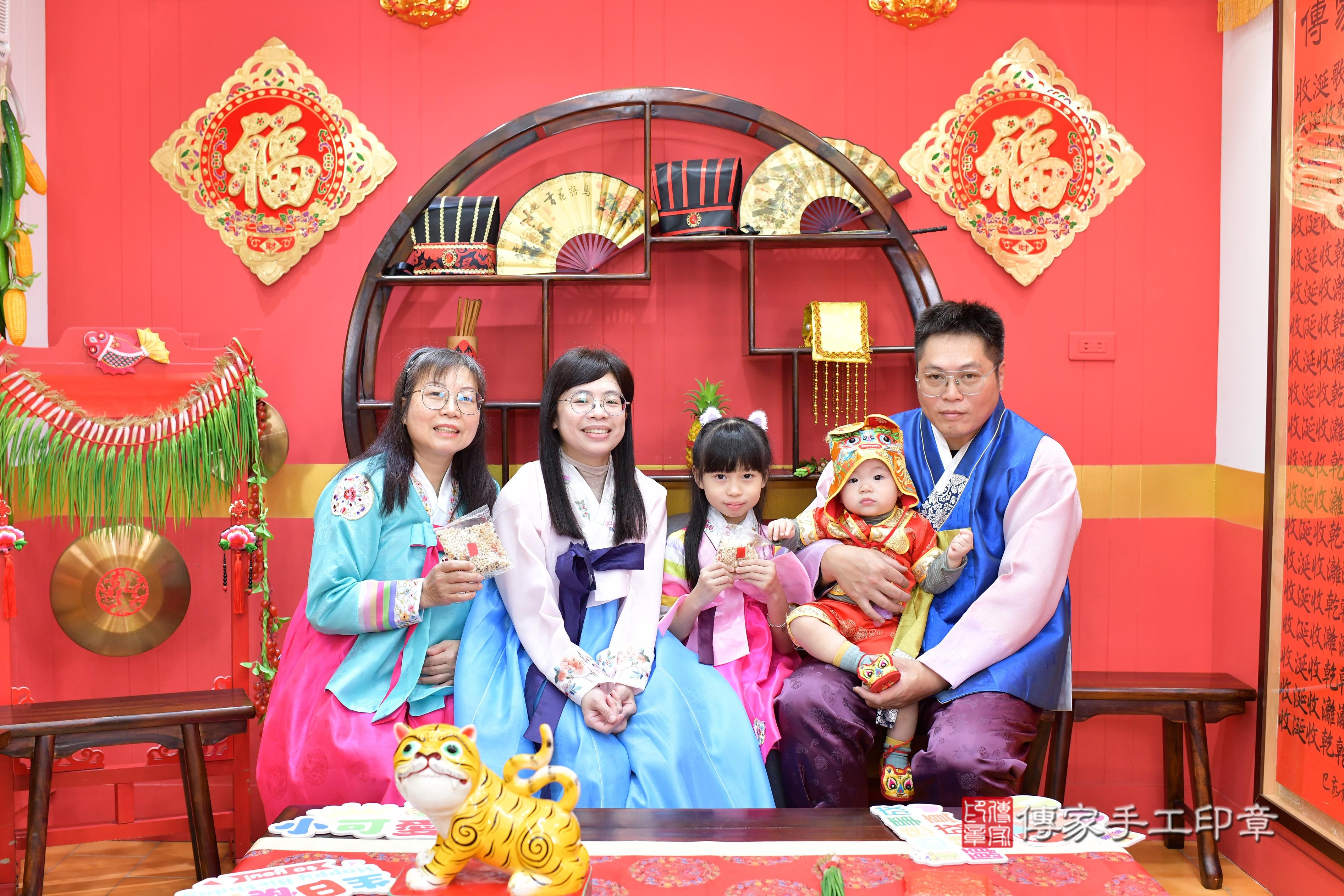 傳家手工印章桃園店、抓周、度脺、中國風會場、傳家嬰兒古禮、吉祥話、抓周道具物品24種、拍照。抓周證書。寶寶抓周、滿周歲、生日快樂、祝福