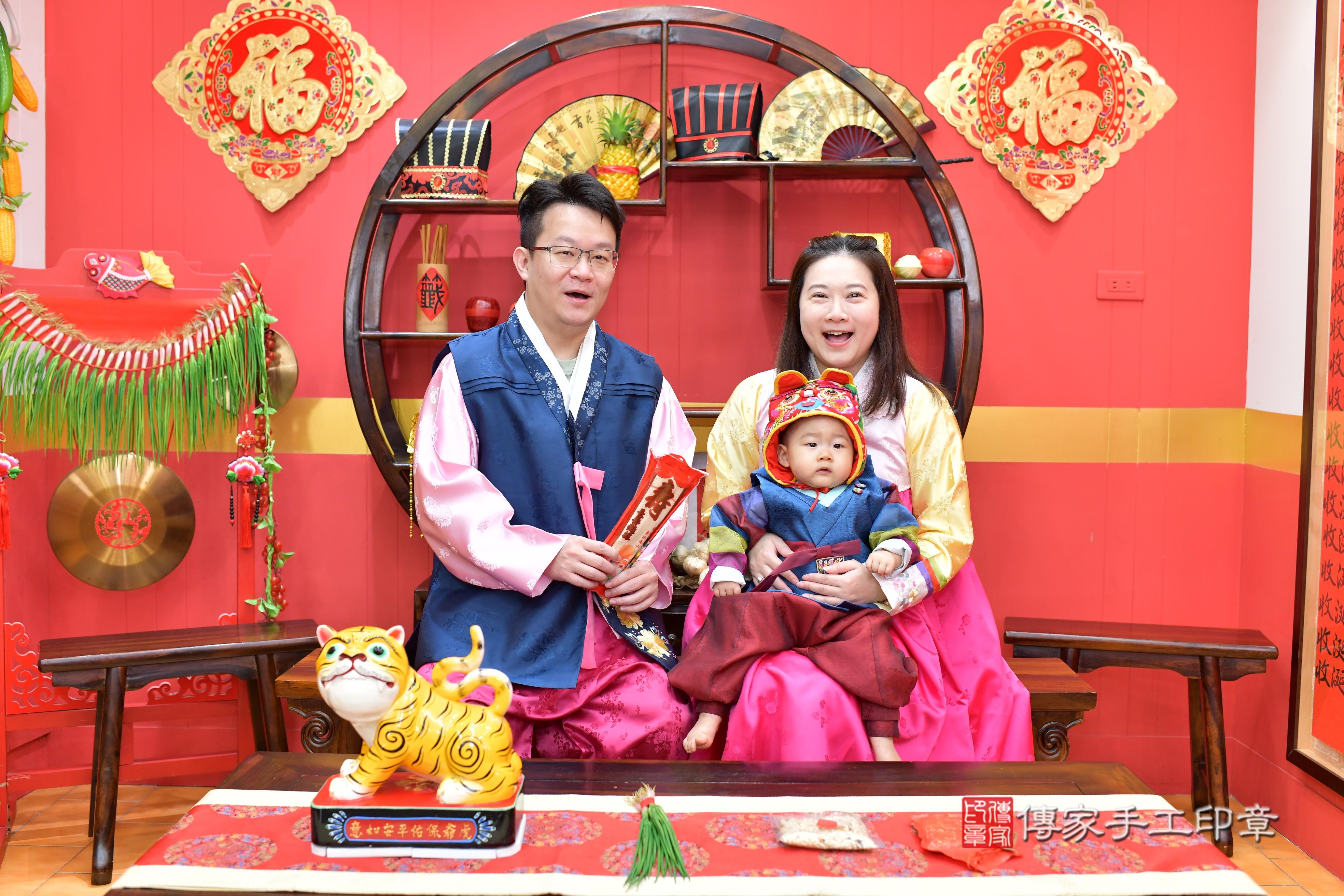 傳家手工印章桃園店、抓周、度脺、中國風會場、傳家嬰兒古禮、吉祥話、抓周道具物品24種、拍照。抓周證書。寶寶抓周、滿周歲、生日快樂、祝福