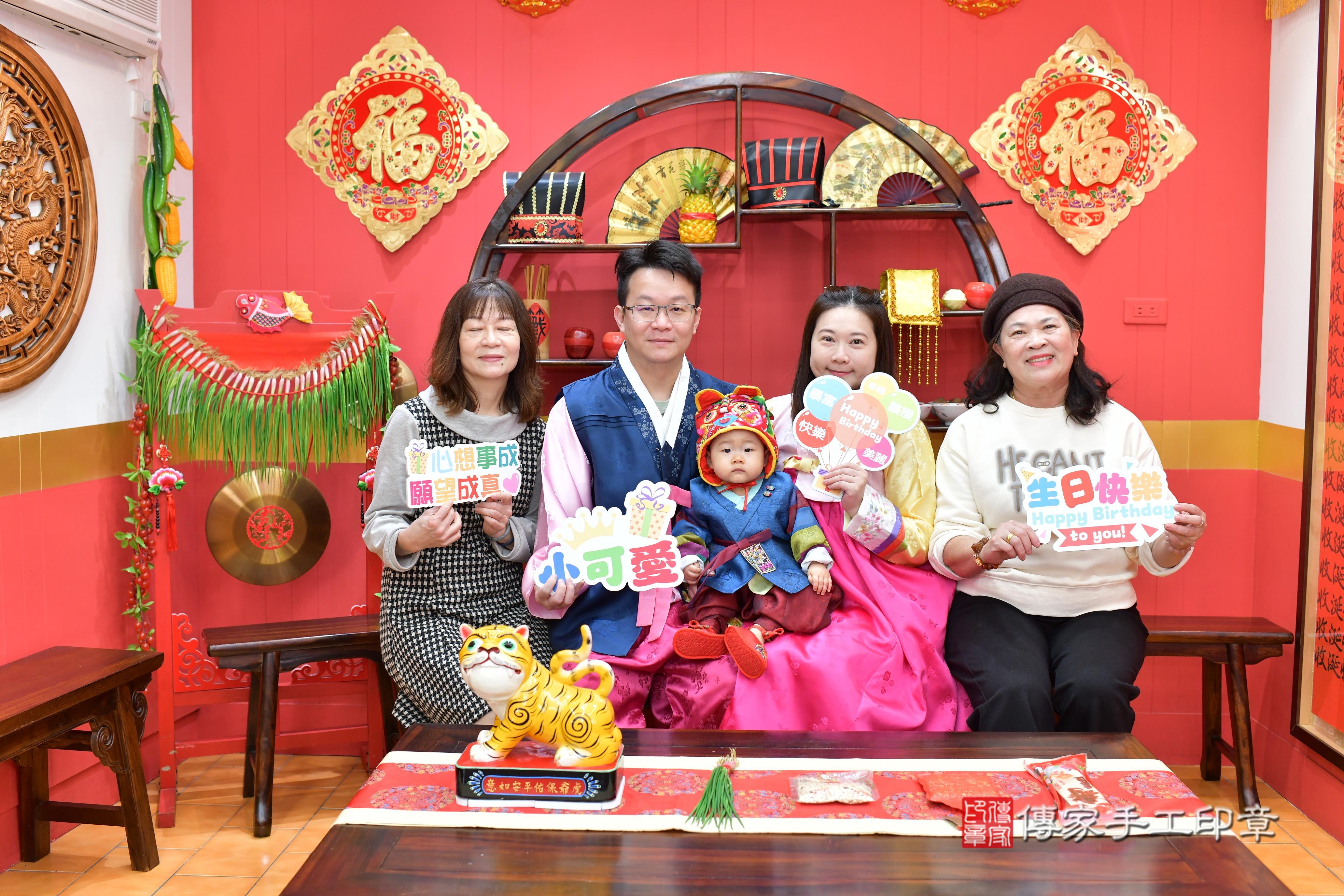 傳家手工印章桃園店、抓周、度脺、中國風會場、傳家嬰兒古禮、吉祥話、抓周道具物品24種、拍照。抓周證書。寶寶抓周、滿周歲、生日快樂、祝福