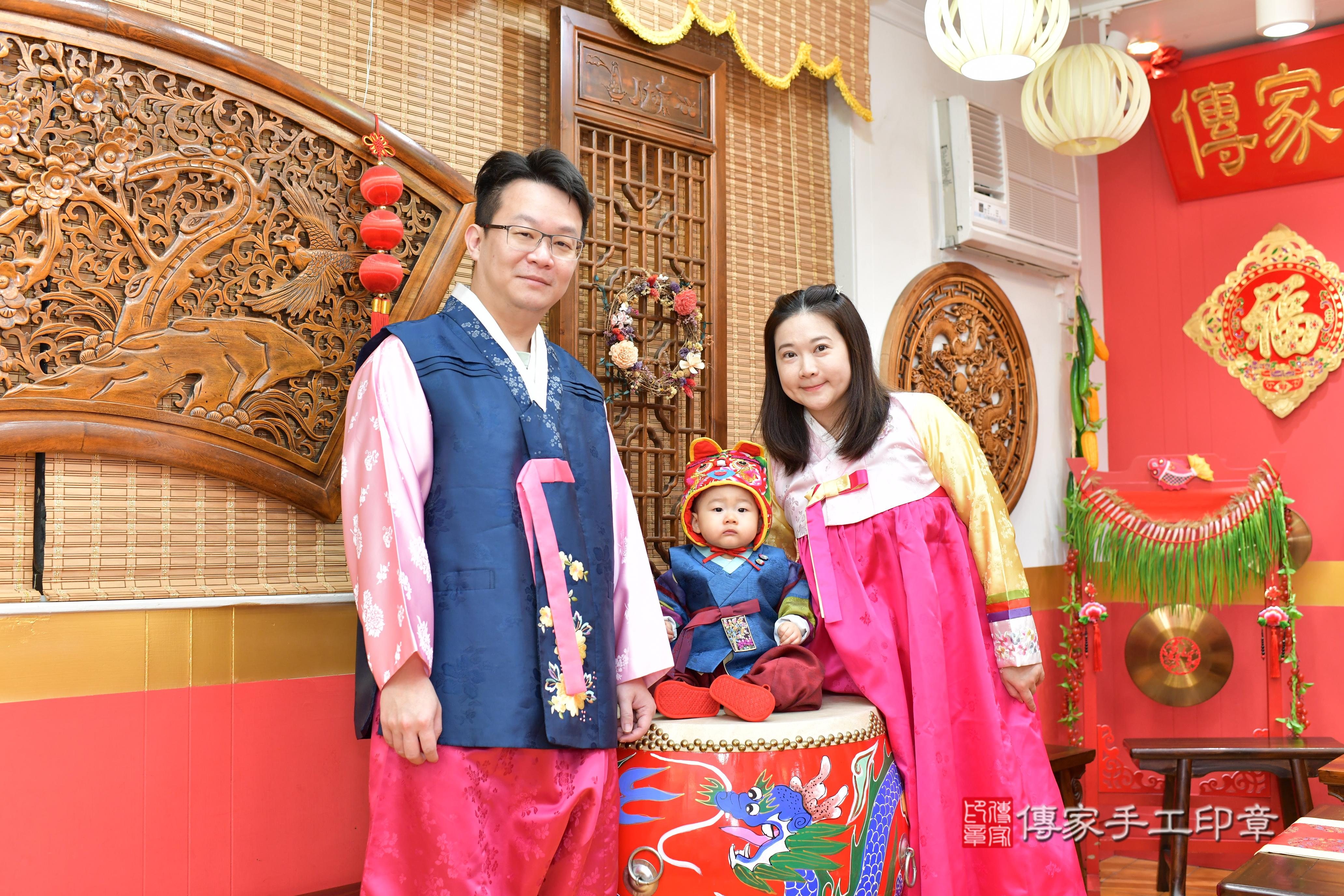 傳家手工印章桃園店、抓周、度脺、中國風會場、傳家嬰兒古禮、吉祥話、抓周道具物品24種、拍照。抓周證書。寶寶抓周、滿周歲、生日快樂、祝福