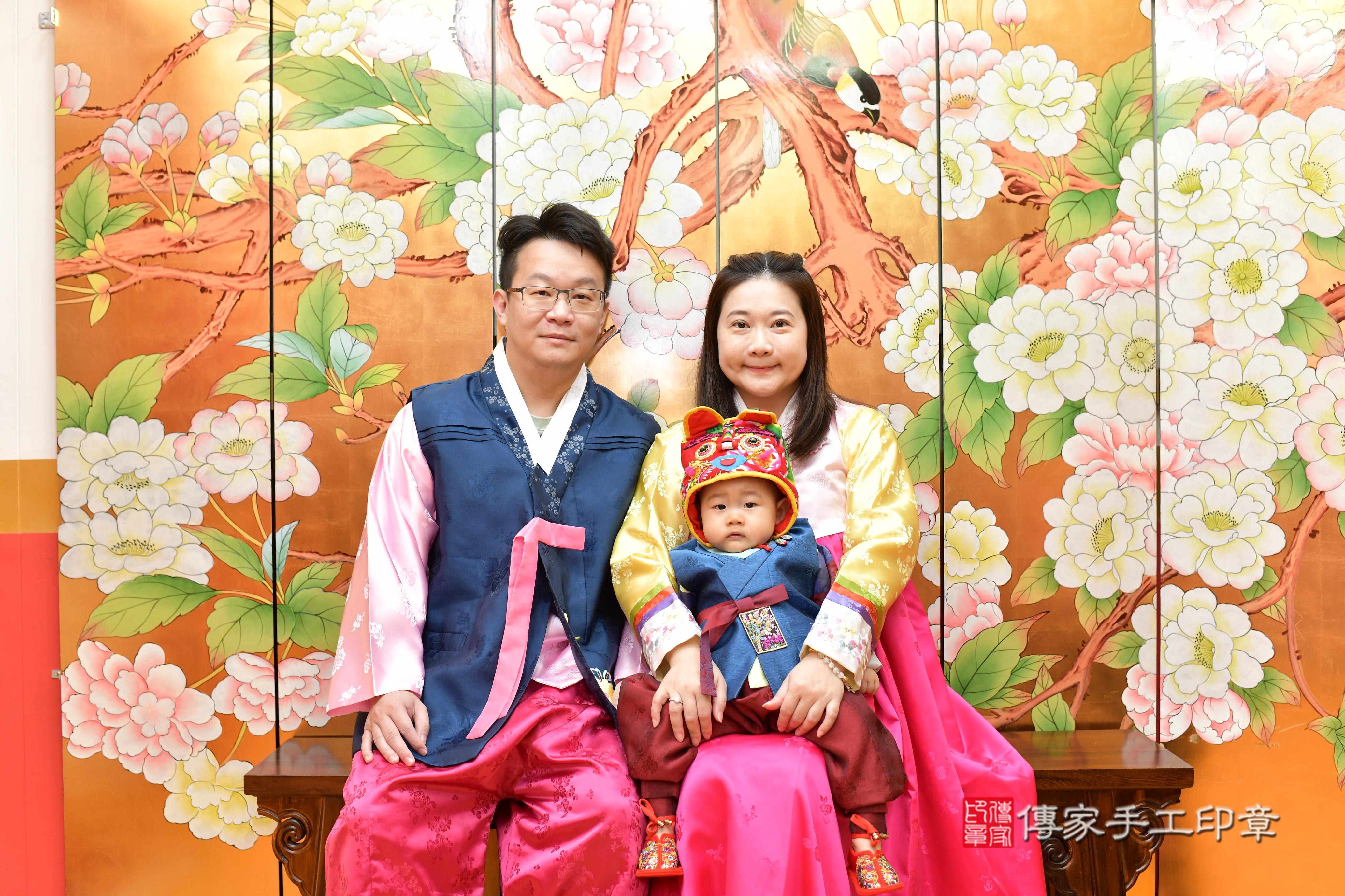 傳家手工印章桃園店、抓周、度脺、中國風會場、傳家嬰兒古禮、吉祥話、抓周道具物品24種、拍照。抓周證書。寶寶抓周、滿周歲、生日快樂、祝福