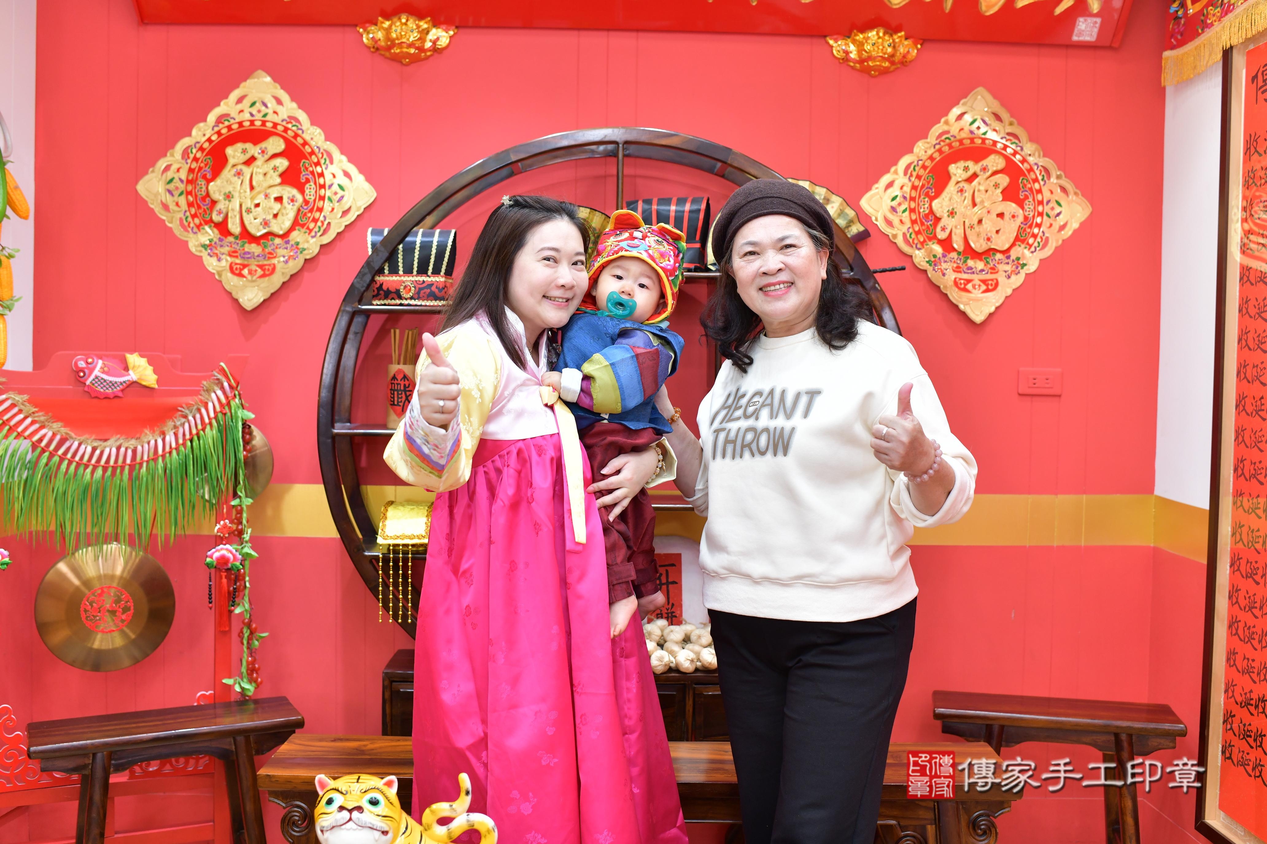 傳家手工印章桃園店、抓周、度脺、中國風會場、傳家嬰兒古禮、吉祥話、抓周道具物品24種、拍照。抓周證書。寶寶抓周、滿周歲、生日快樂、祝福