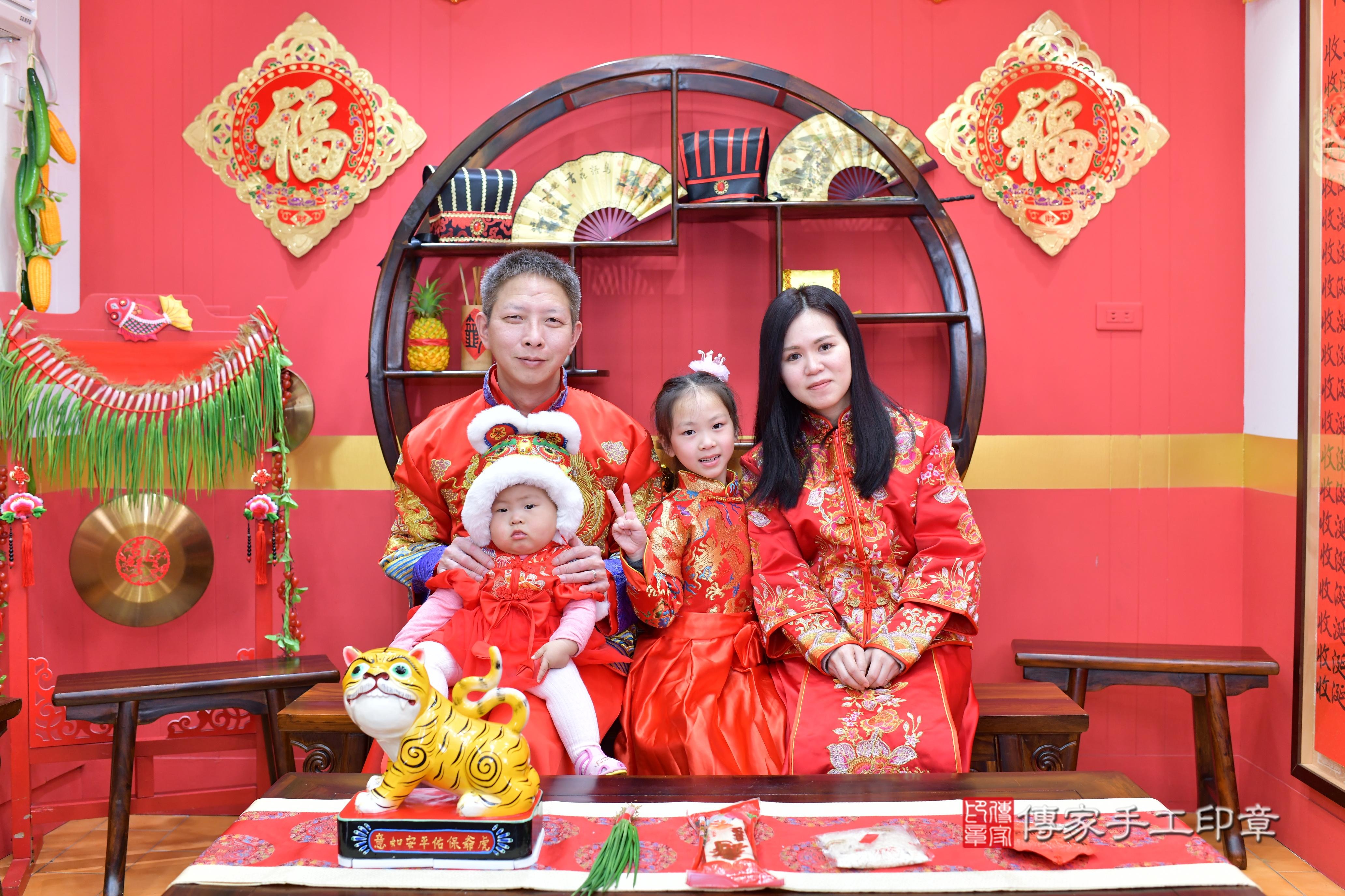 傳家手工印章桃園店、抓周、度脺、中國風會場、傳家嬰兒古禮、吉祥話、抓周道具物品24種、拍照。抓周證書。寶寶抓周、滿周歲、生日快樂、祝福