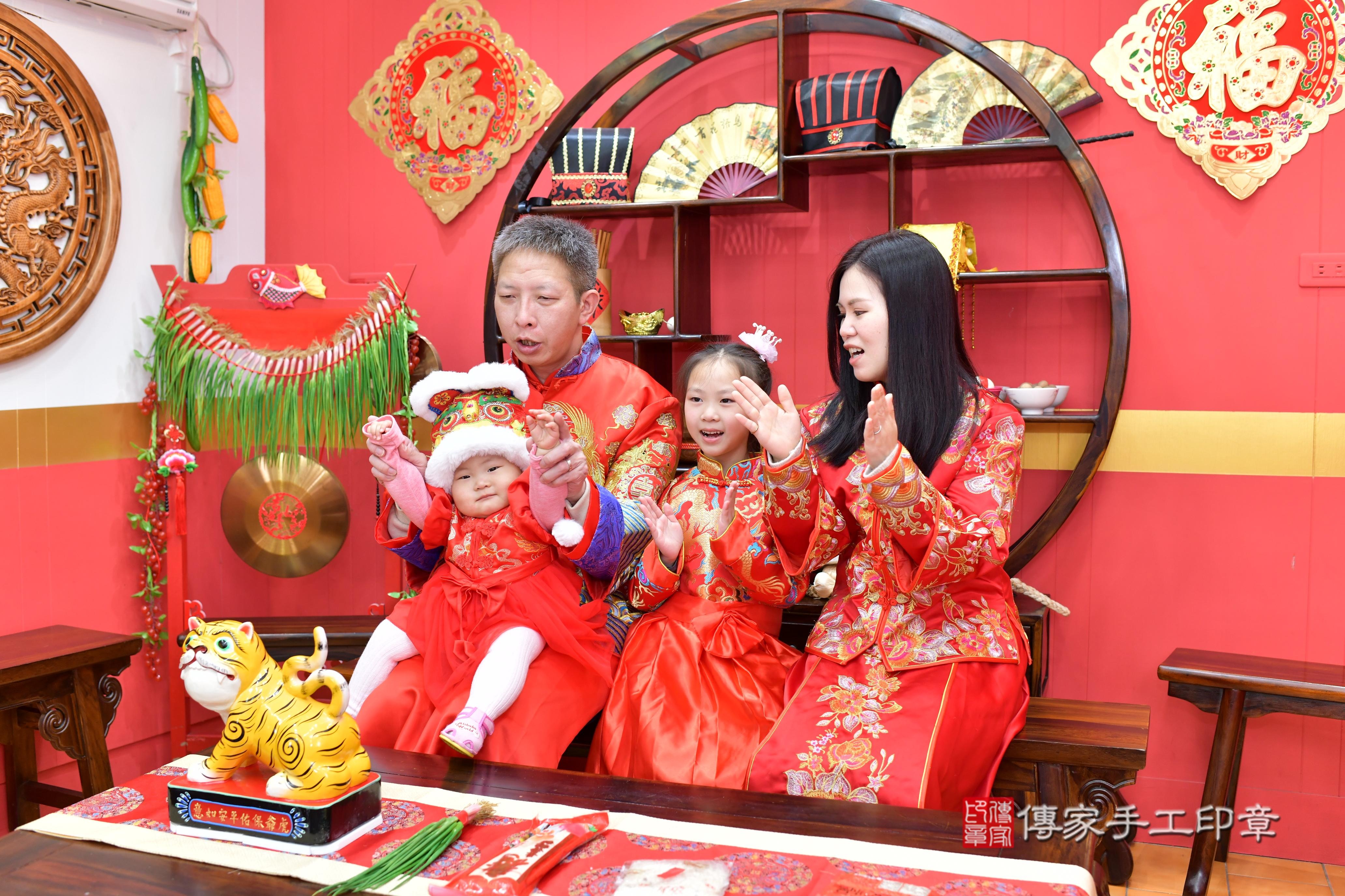 傳家手工印章桃園店、抓周、度脺、中國風會場、傳家嬰兒古禮、吉祥話、抓周道具物品24種、拍照。抓周證書。寶寶抓周、滿周歲、生日快樂、祝福