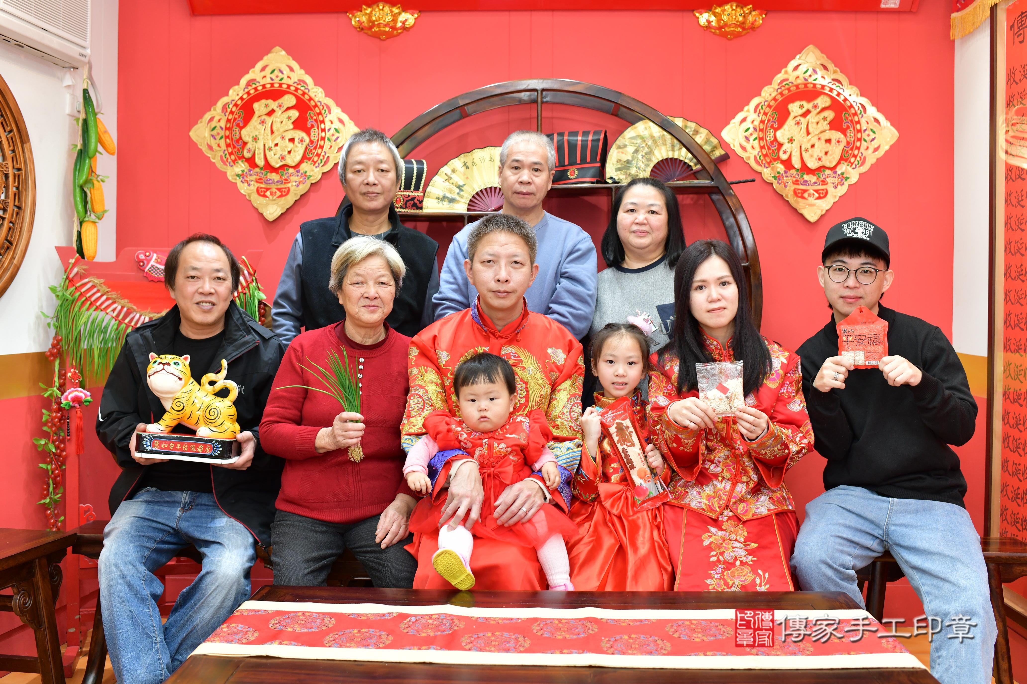傳家手工印章桃園店、抓周、度脺、中國風會場、傳家嬰兒古禮、吉祥話、抓周道具物品24種、拍照。抓周證書。寶寶抓周、滿周歲、生日快樂、祝福