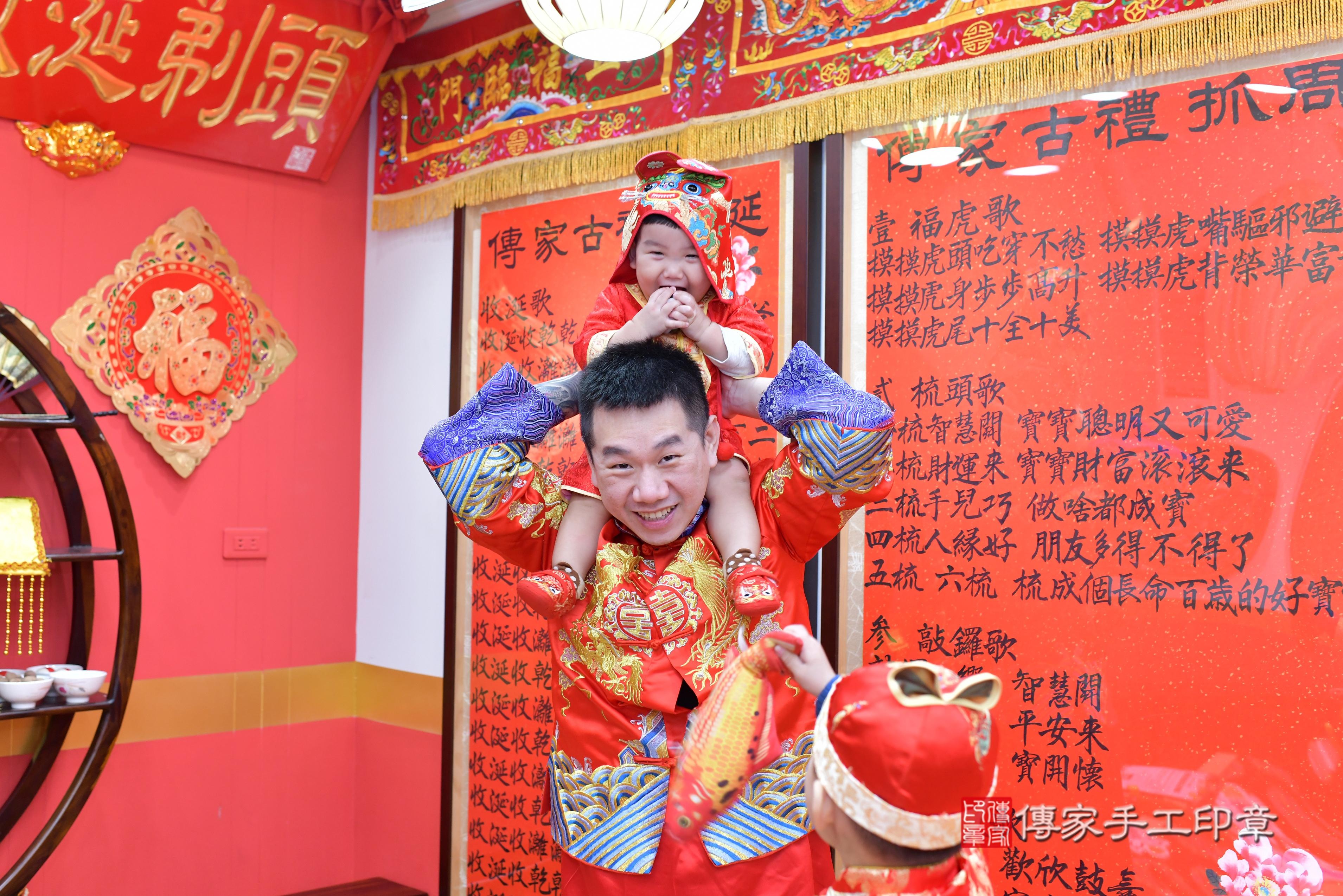 傳家手工印章桃園店、抓周、度脺、中國風會場、傳家嬰兒古禮、吉祥話、抓周道具物品24種、拍照。抓周證書。寶寶抓周、滿周歲、生日快樂、祝福