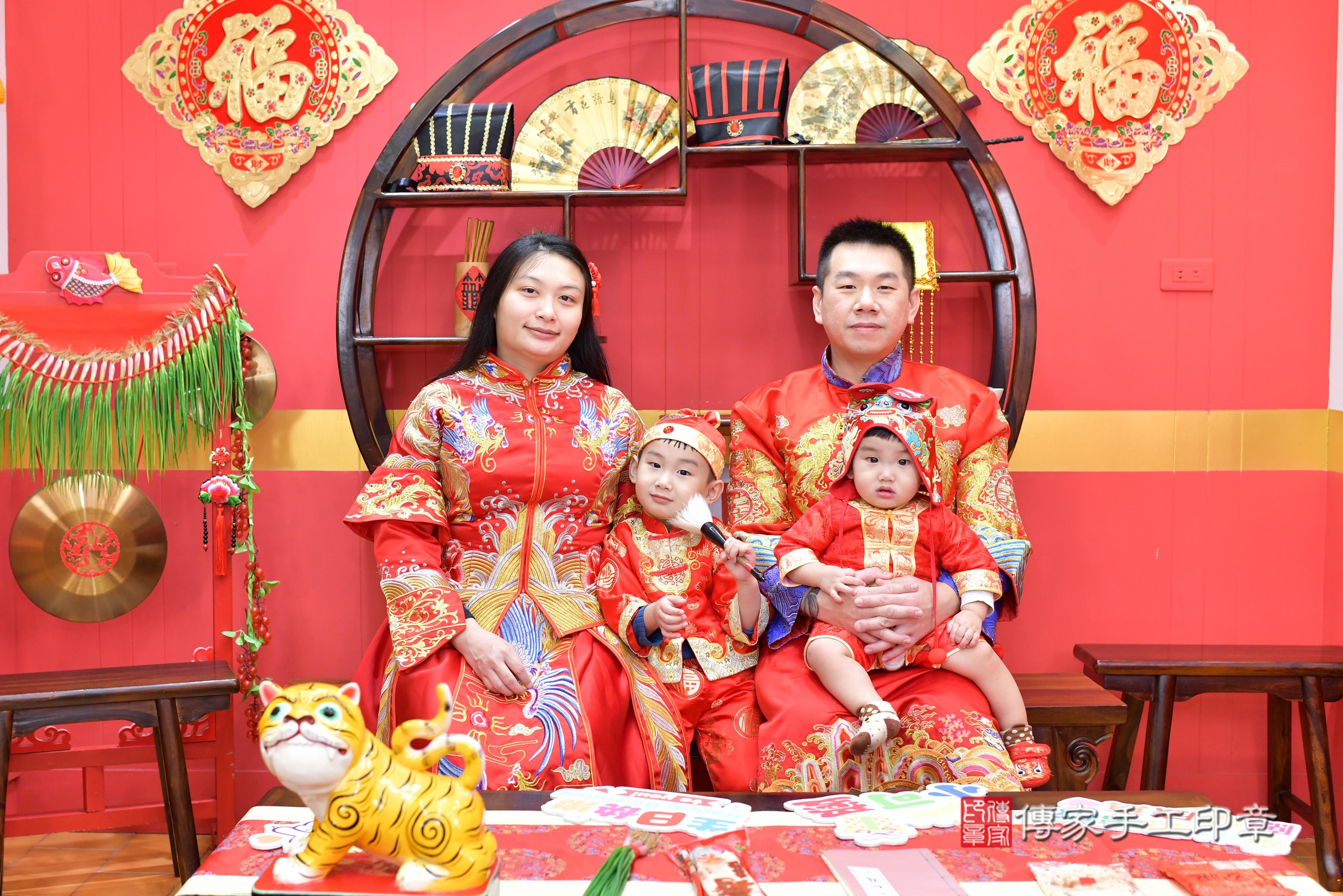 傳家手工印章桃園店、抓周、度脺、中國風會場、傳家嬰兒古禮、吉祥話、抓周道具物品24種、拍照。抓周證書。寶寶抓周、滿周歲、生日快樂、祝福