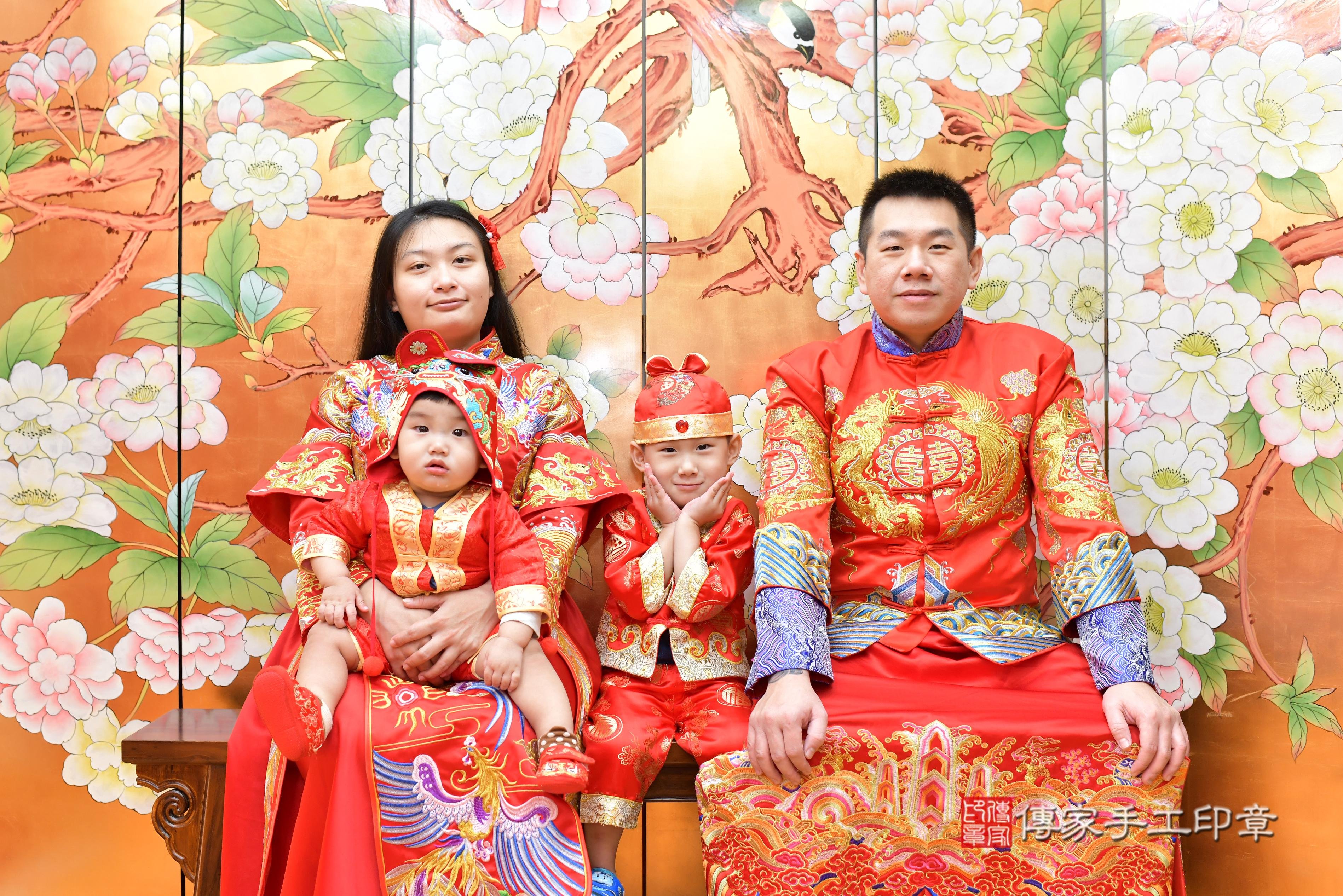 傳家手工印章桃園店、抓周、度脺、中國風會場、傳家嬰兒古禮、吉祥話、抓周道具物品24種、拍照。抓周證書。寶寶抓周、滿周歲、生日快樂、祝福