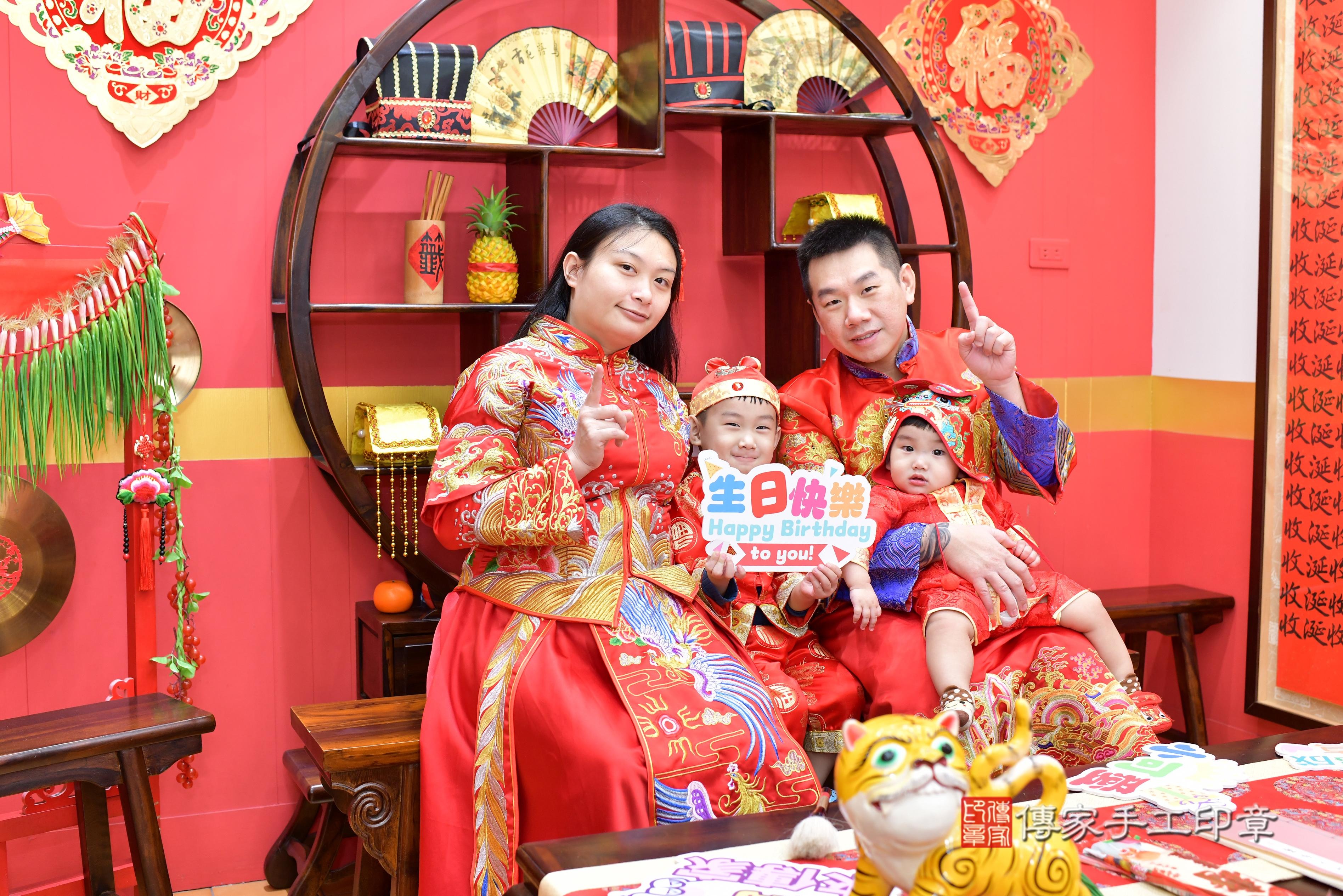 傳家手工印章桃園店、抓周、度脺、中國風會場、傳家嬰兒古禮、吉祥話、抓周道具物品24種、拍照。抓周證書。寶寶抓周、滿周歲、生日快樂、祝福