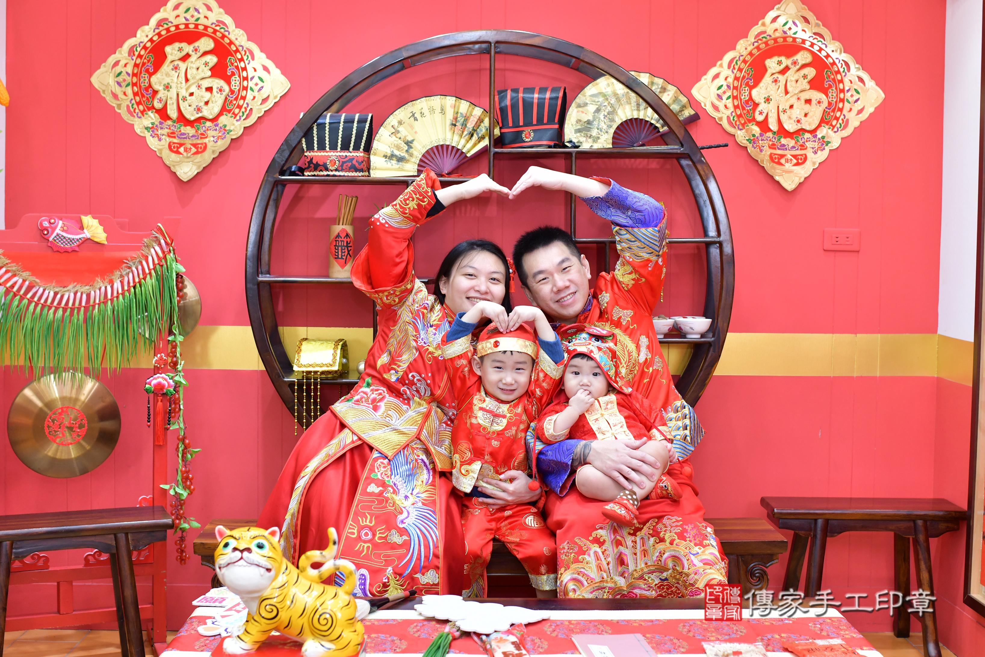 傳家手工印章桃園店、抓周、度脺、中國風會場、傳家嬰兒古禮、吉祥話、抓周道具物品24種、拍照。抓周證書。寶寶抓周、滿周歲、生日快樂、祝福