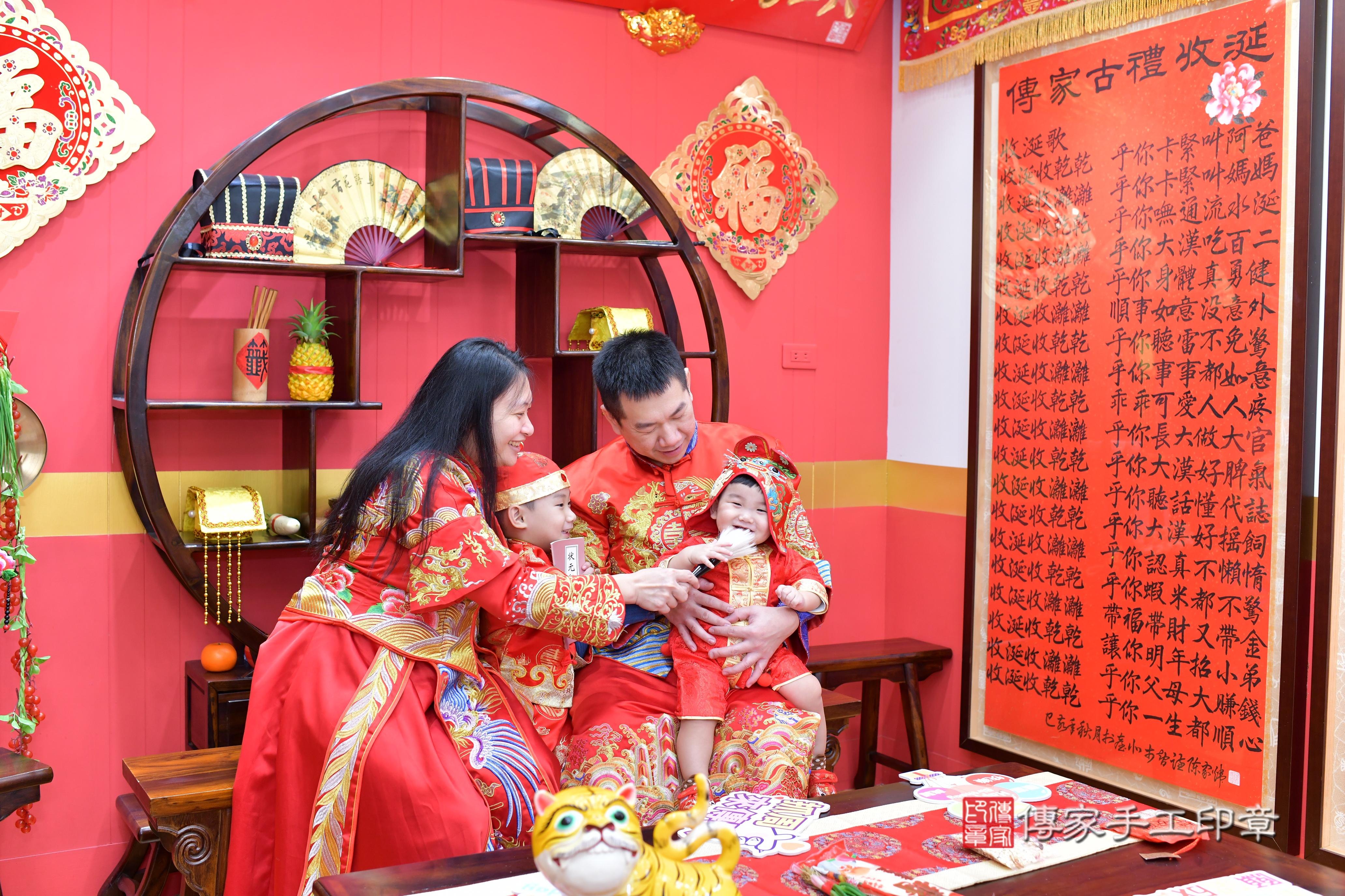 傳家手工印章桃園店、抓周、度脺、中國風會場、傳家嬰兒古禮、吉祥話、抓周道具物品24種、拍照。抓周證書。寶寶抓周、滿周歲、生日快樂、祝福