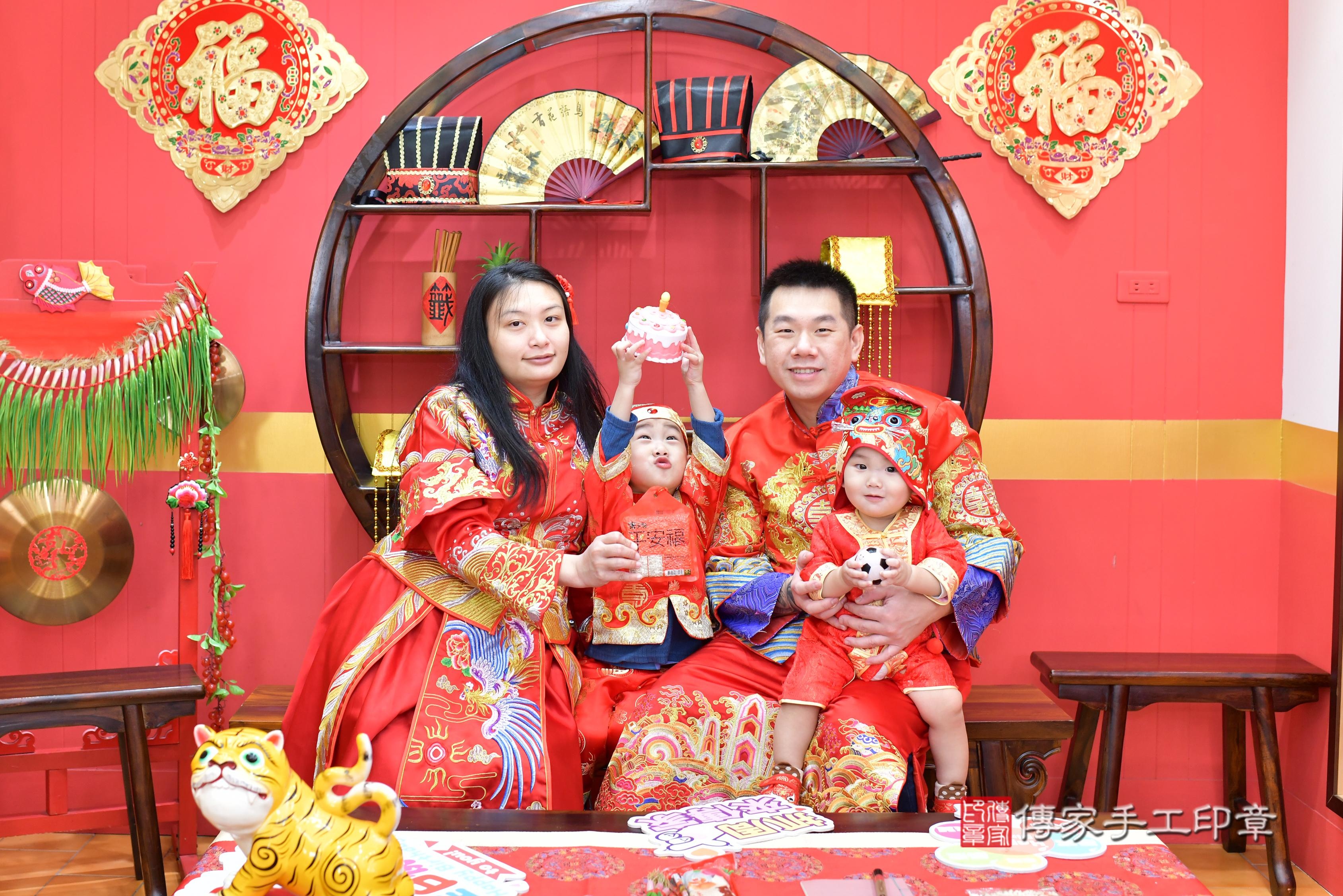傳家手工印章桃園店、抓周、度脺、中國風會場、傳家嬰兒古禮、吉祥話、抓周道具物品24種、拍照。抓周證書。寶寶抓周、滿周歲、生日快樂、祝福